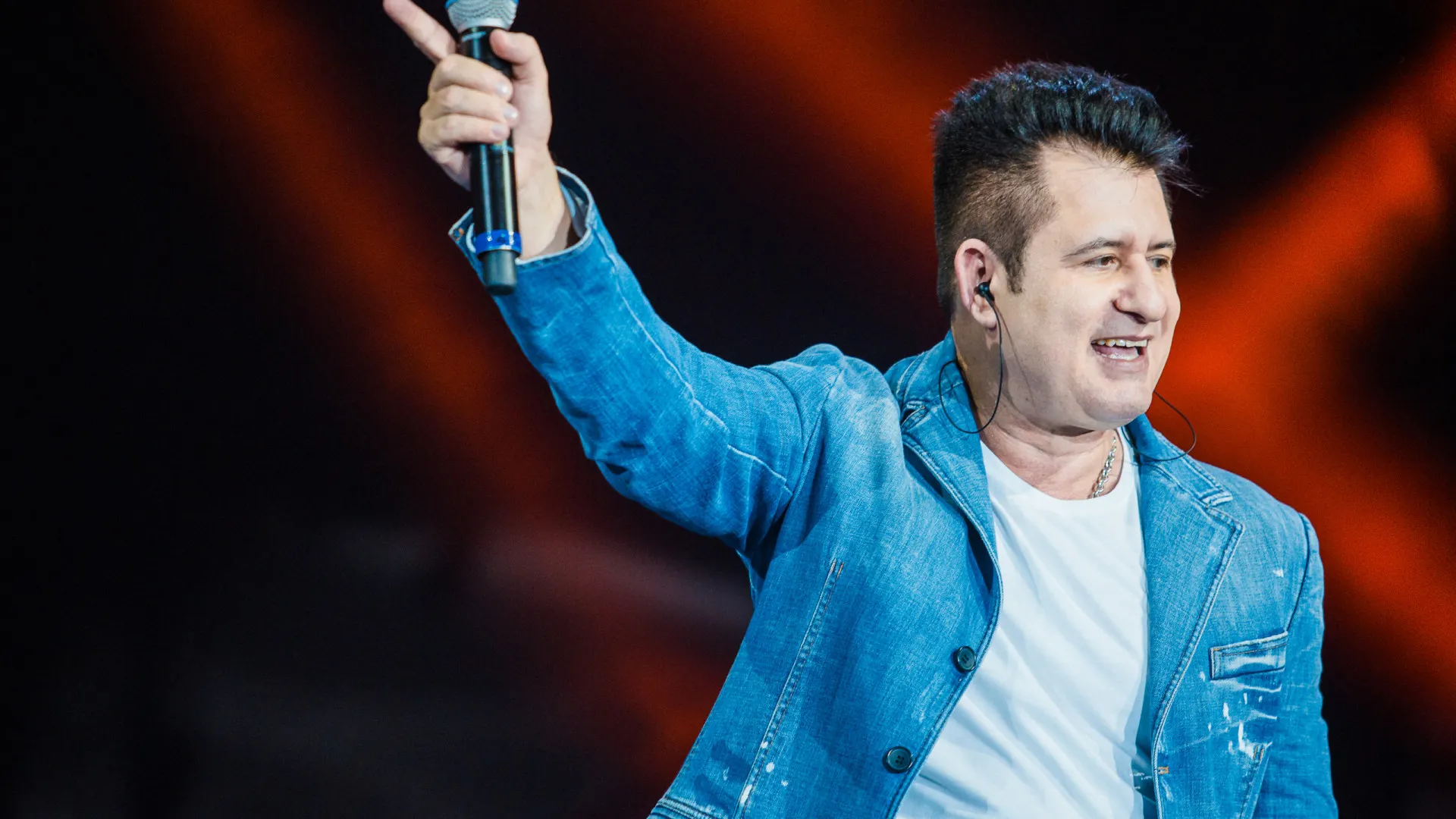 Cantor Marrone cai do palco, bate a cabeça e show é encerrado em Goiás - img