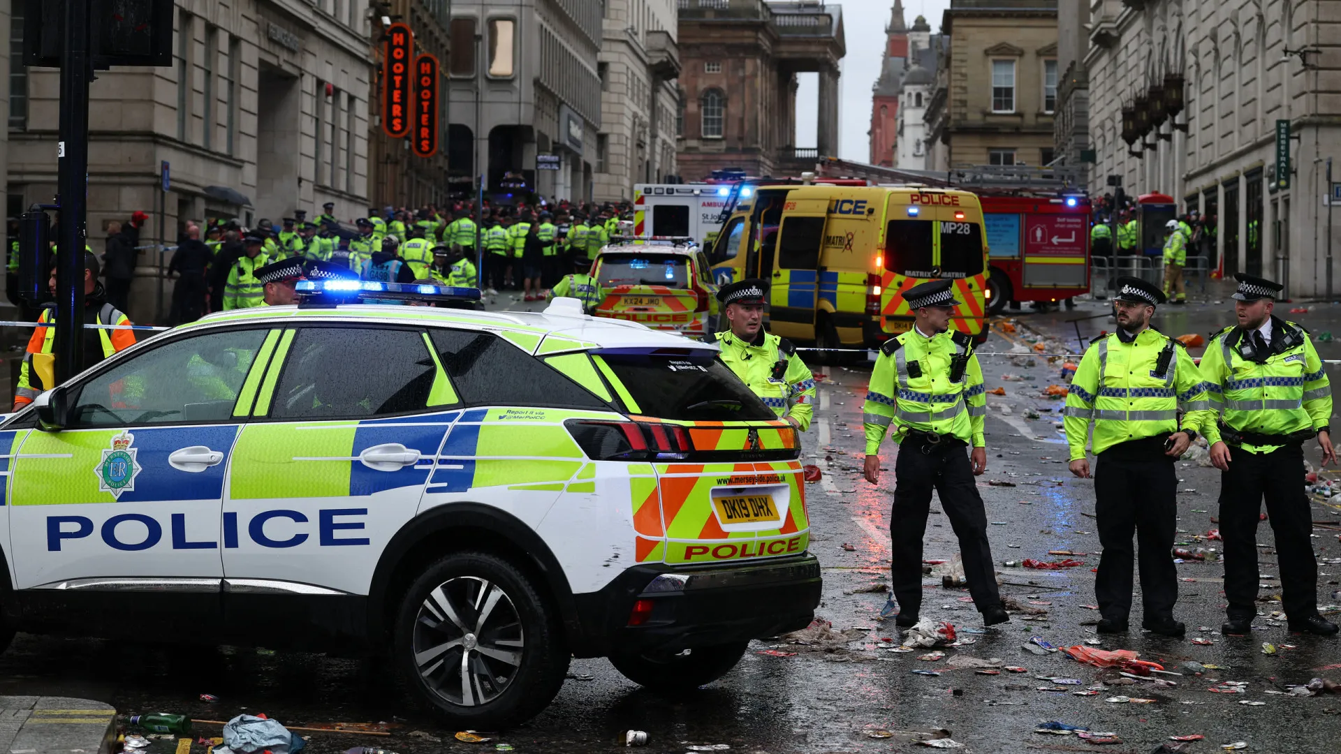 Carro atropela vários torcedores durante festa do título em Liverpool - img