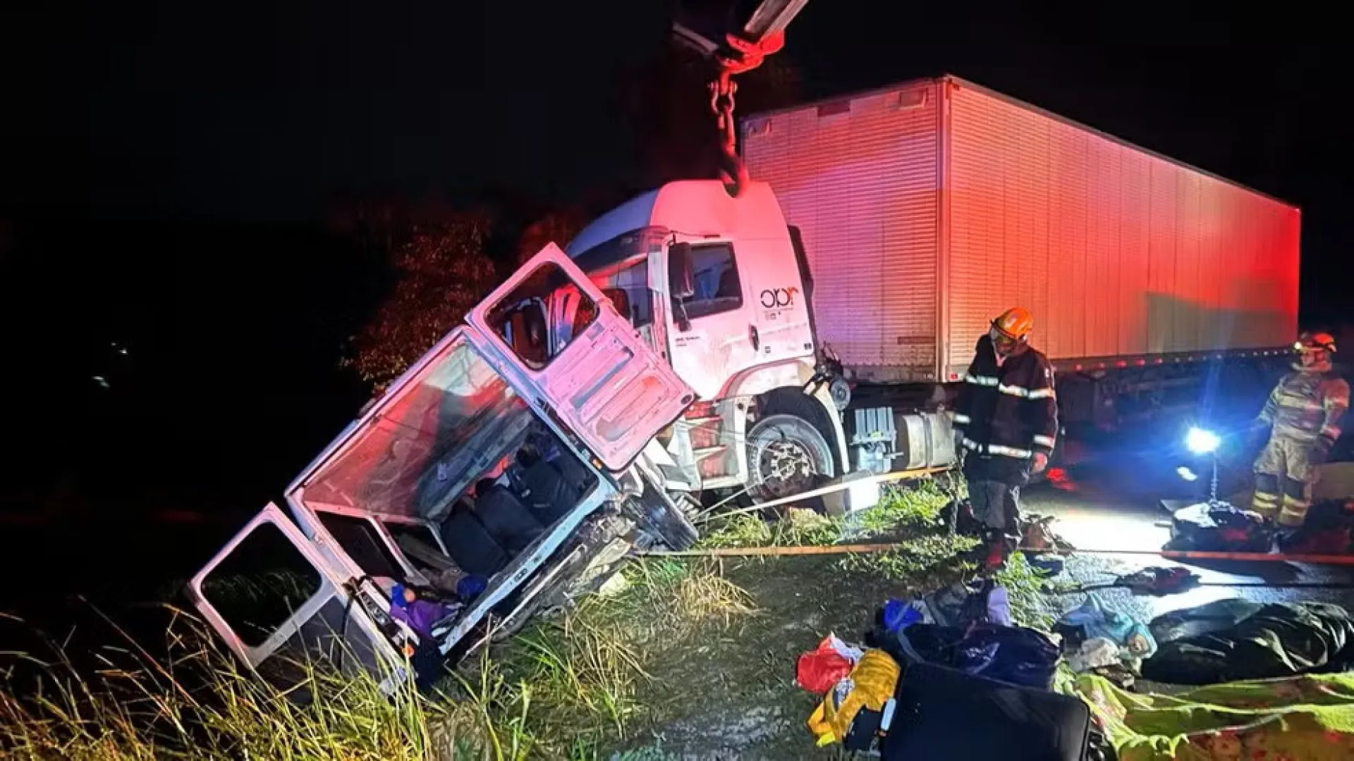 Colisão entre caminhão e van deixa nove mortos em Minas Gerais - img