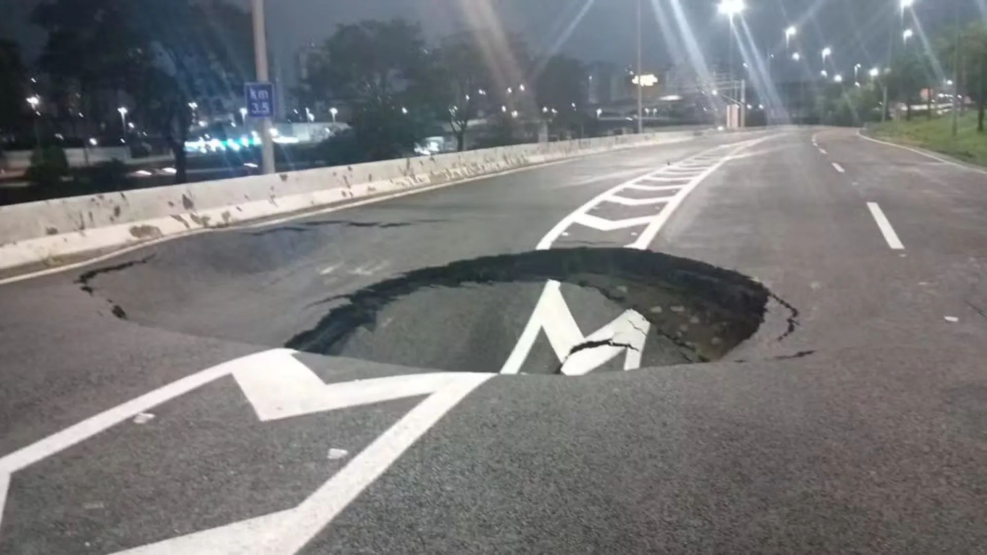 Cratera na marginal Tietê, em São Paulo, reabre um mês depois - img
