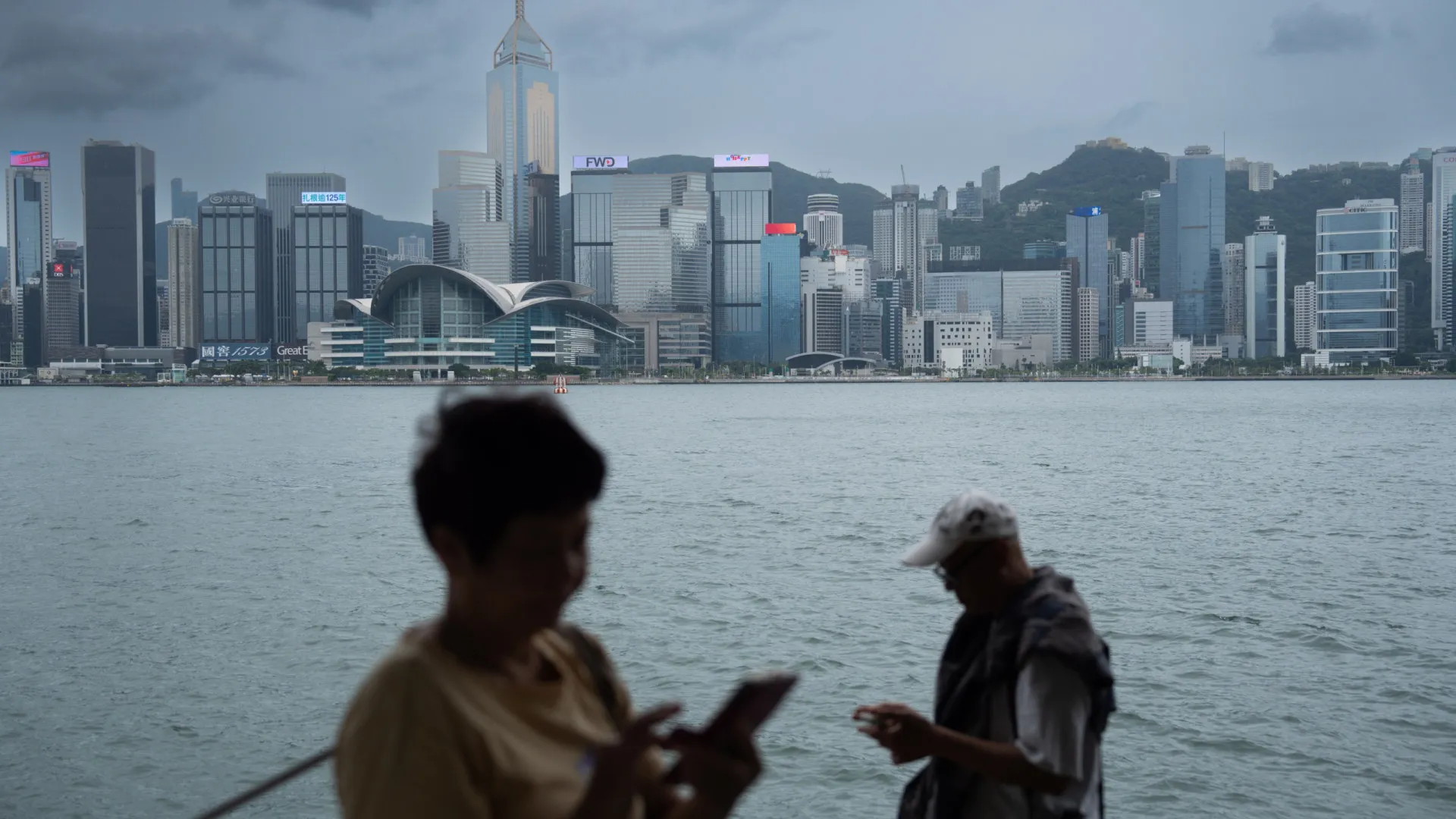 EUA eliminam isenção de tarifas sobre pequenas encomendas da China e Hong Kong - img