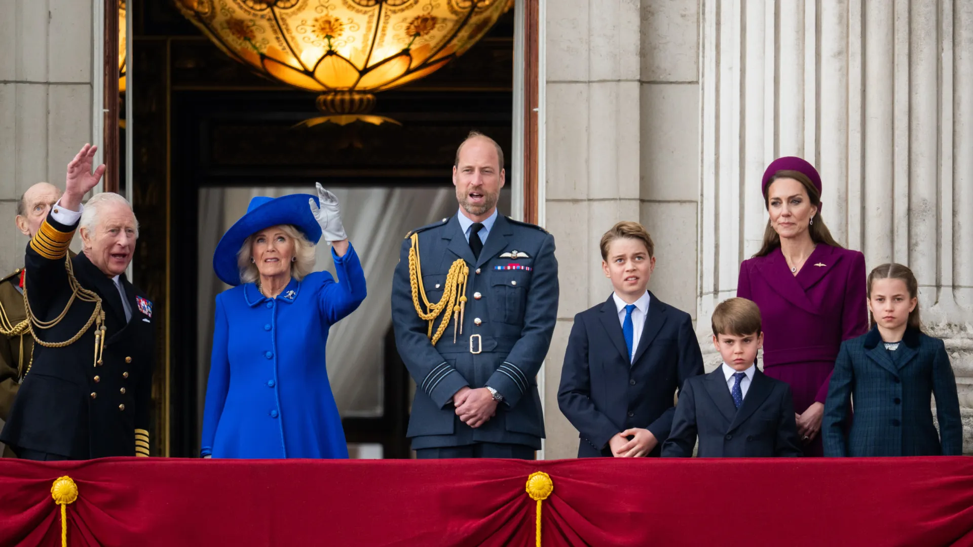 Família real britânica se reune para celebrar o 'Dia da Vitória' - img