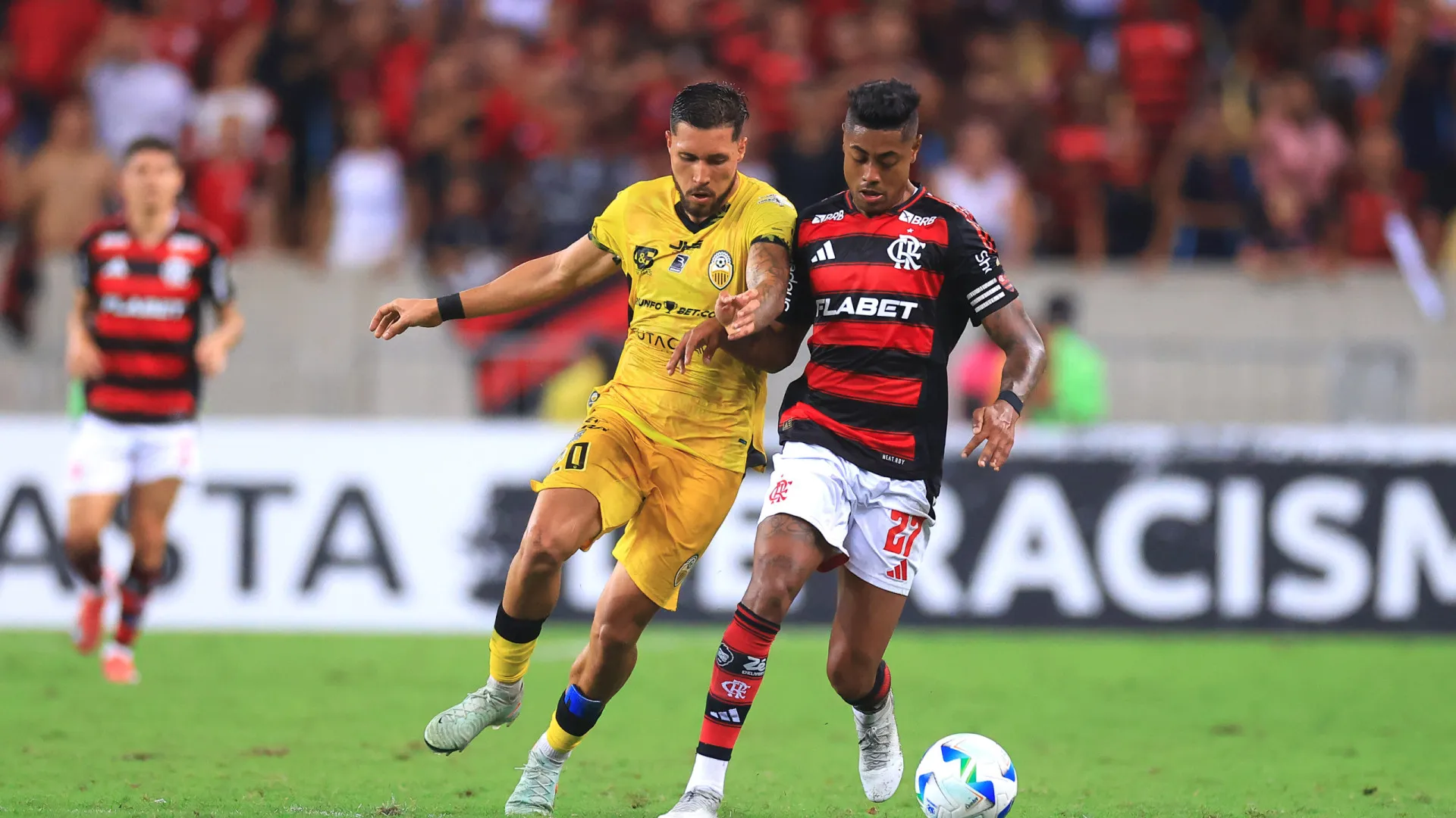 Flamengo sofre, mas vence Táchira e avança em 2º sob olhares de Ancelotti e Vini - img
