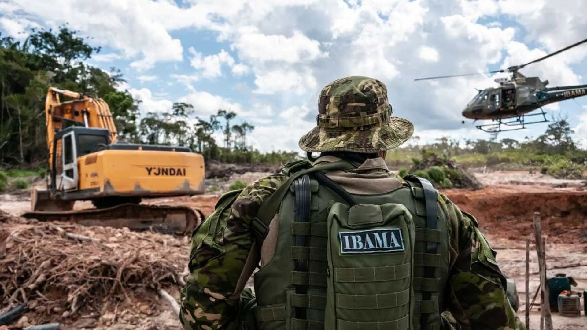 Garimpeiros tentam fugir de operação do Ibama e esconder trator em MT - img