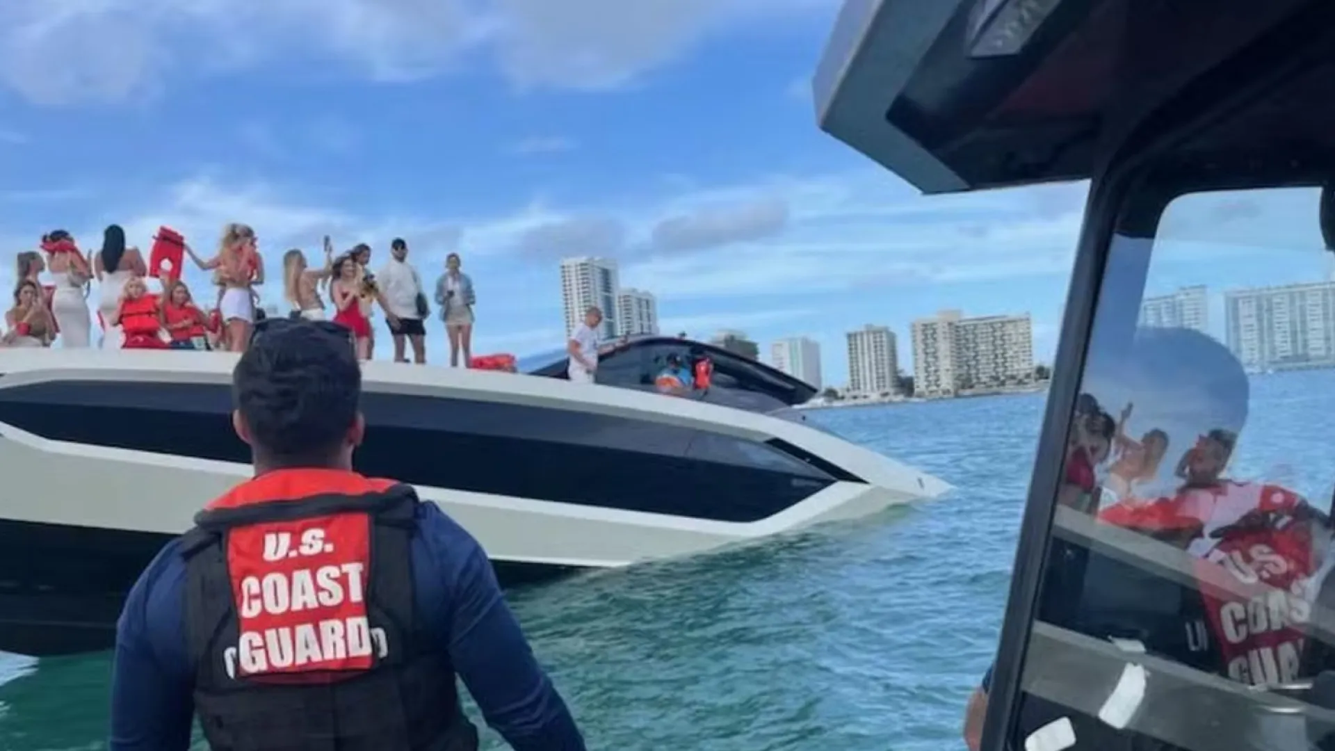 Guarda Costeira resgata 30 pessoas após naufrágio de iate em Miami; vídeo - img