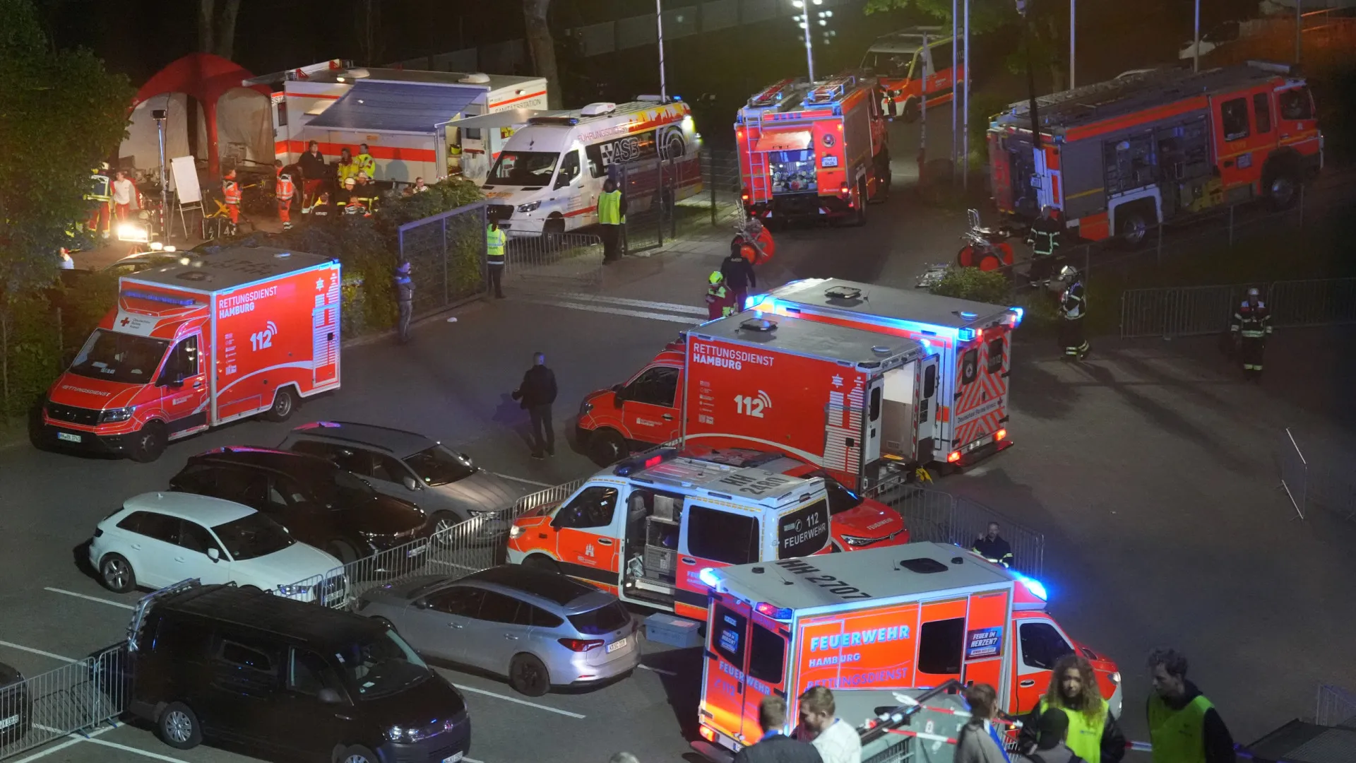 Invasão de campo em Hamburgo deixa 44 feridos e 25 hospitalizados - img