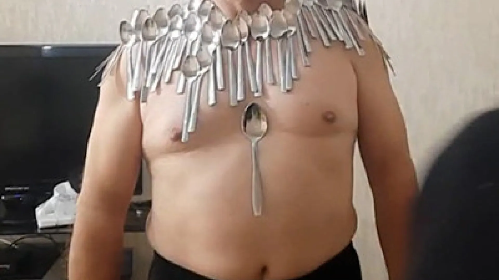 Iraniano quebra recorde ao equilibrar 96 colheres no corpo - img