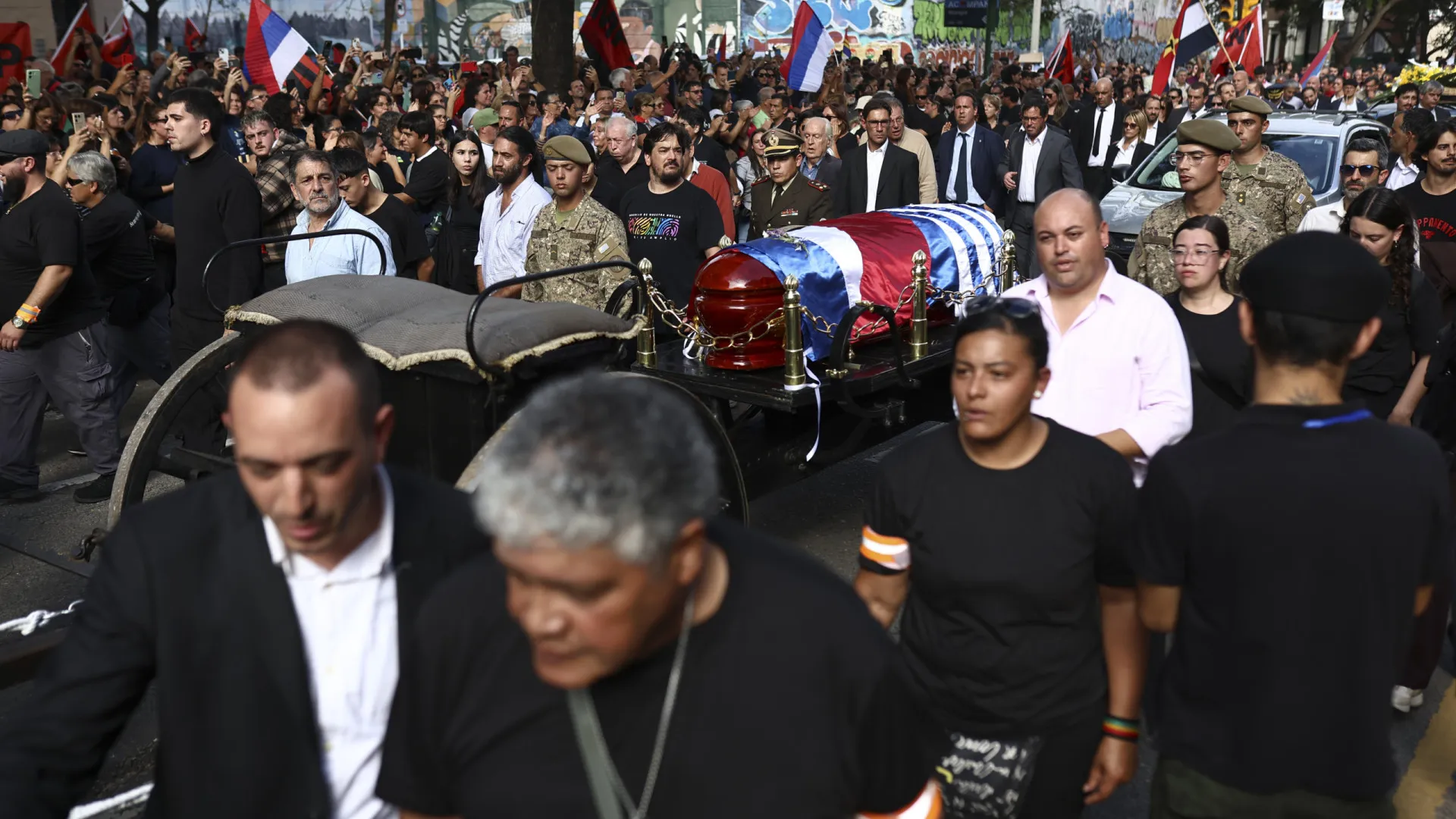 Mais de 40 mil pessoas no 1.º dia velório de 'Pepe' Mujica; veja - img