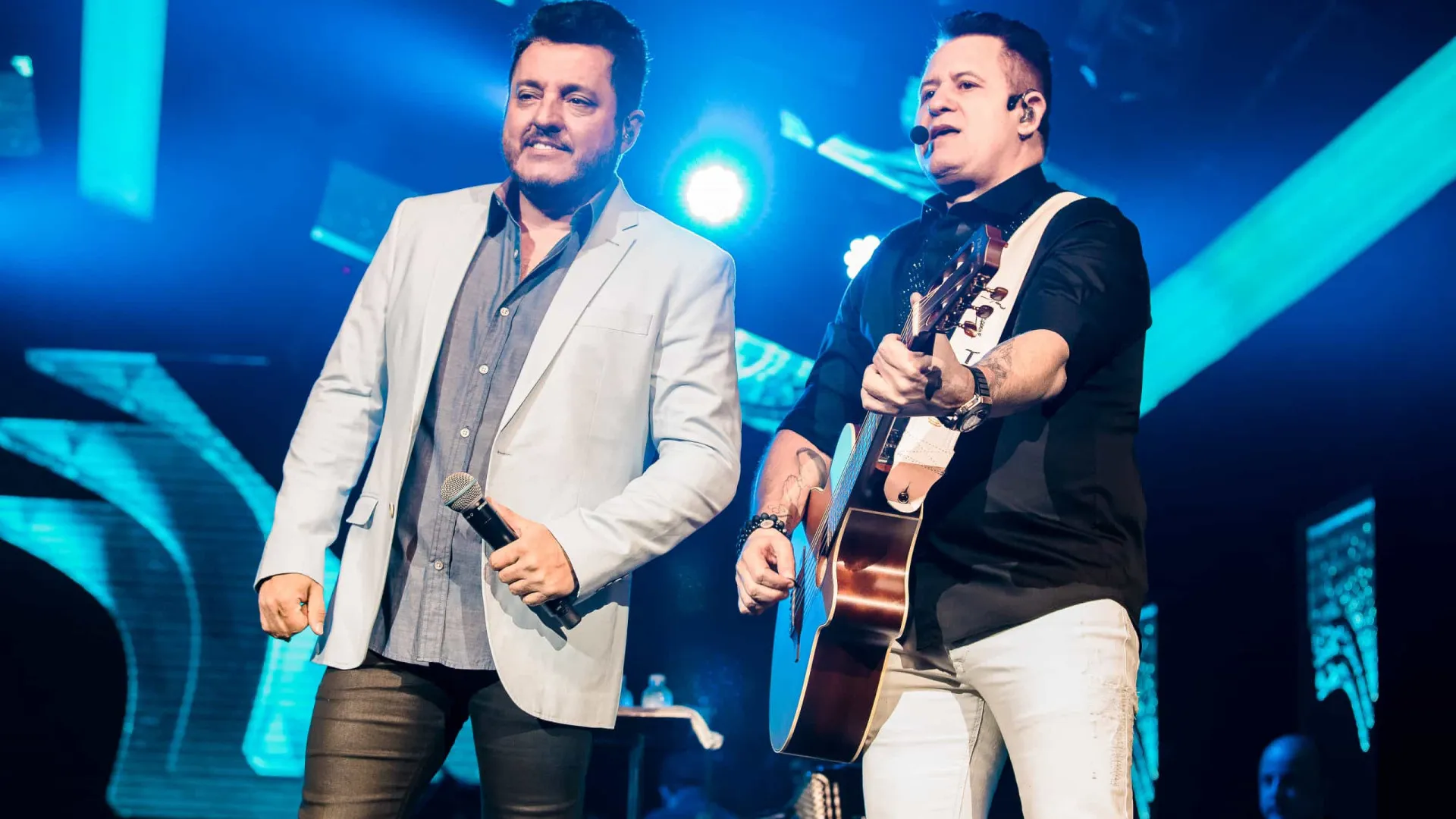 Marrone 'passa bem' após bater com a cabeça no palco em show, mas permanece internado - img