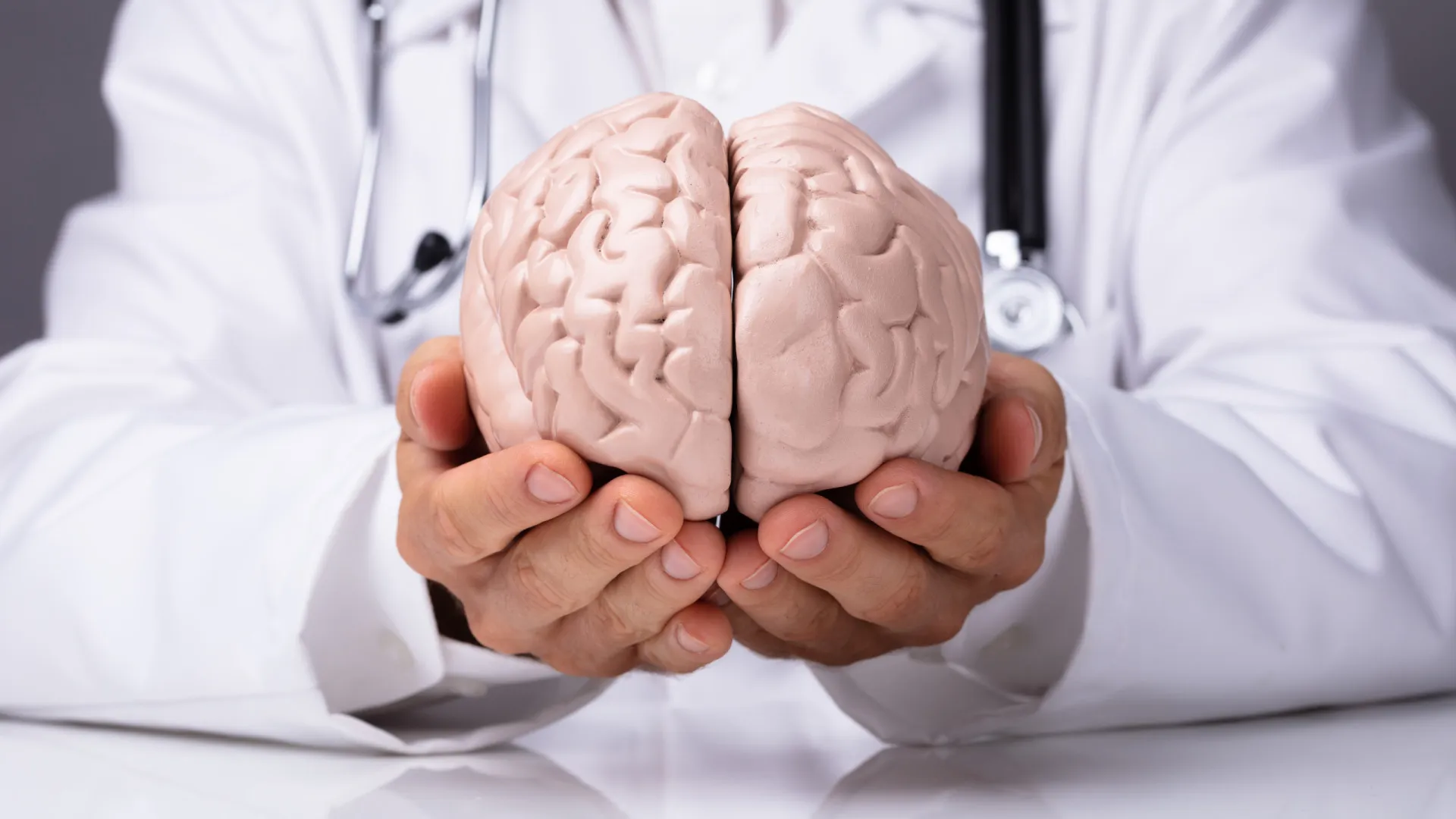 Médico revela truque com as mãos que pode indicar tumor no cérebro - img