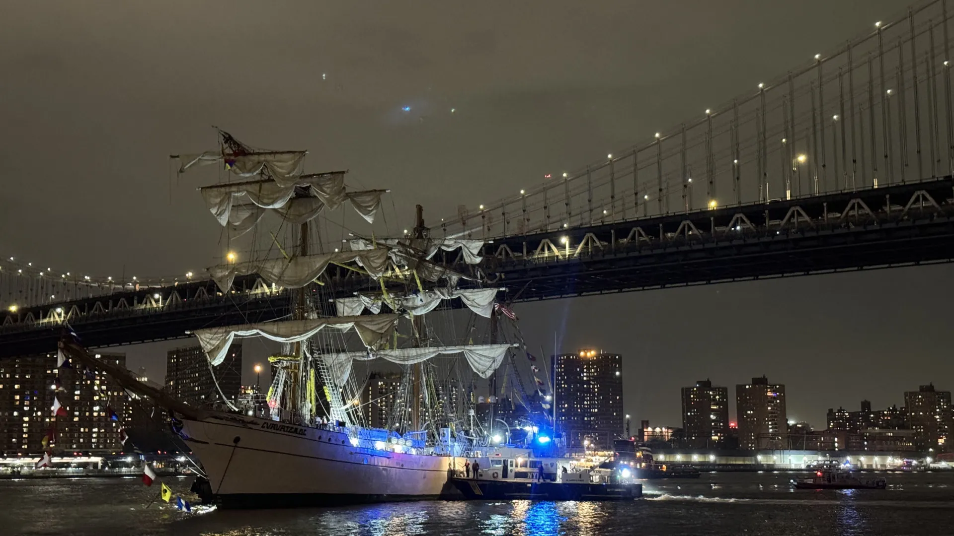 Navio do México bate na ponte do Brooklyn, em NY, e deixa dois mortos - img