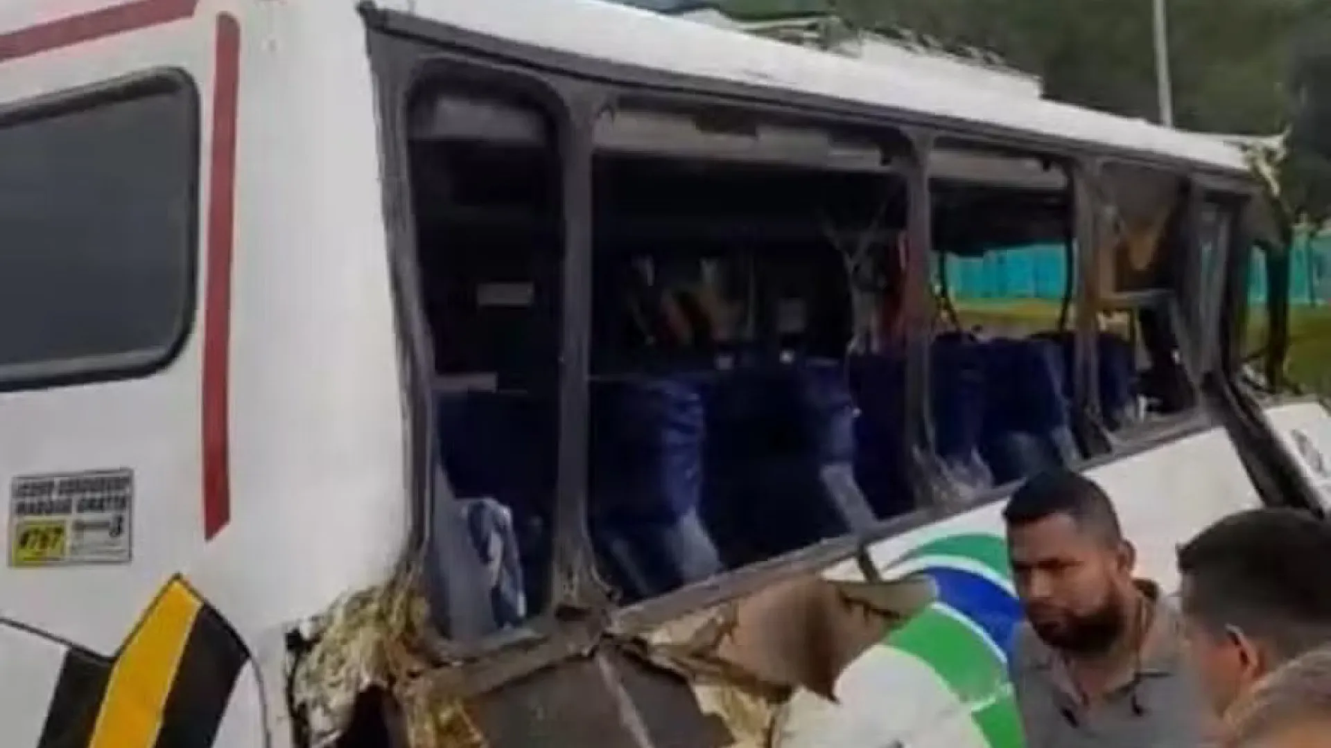 Ônibus com universitários cai de viaduto e mata 10 na Colômbia - img