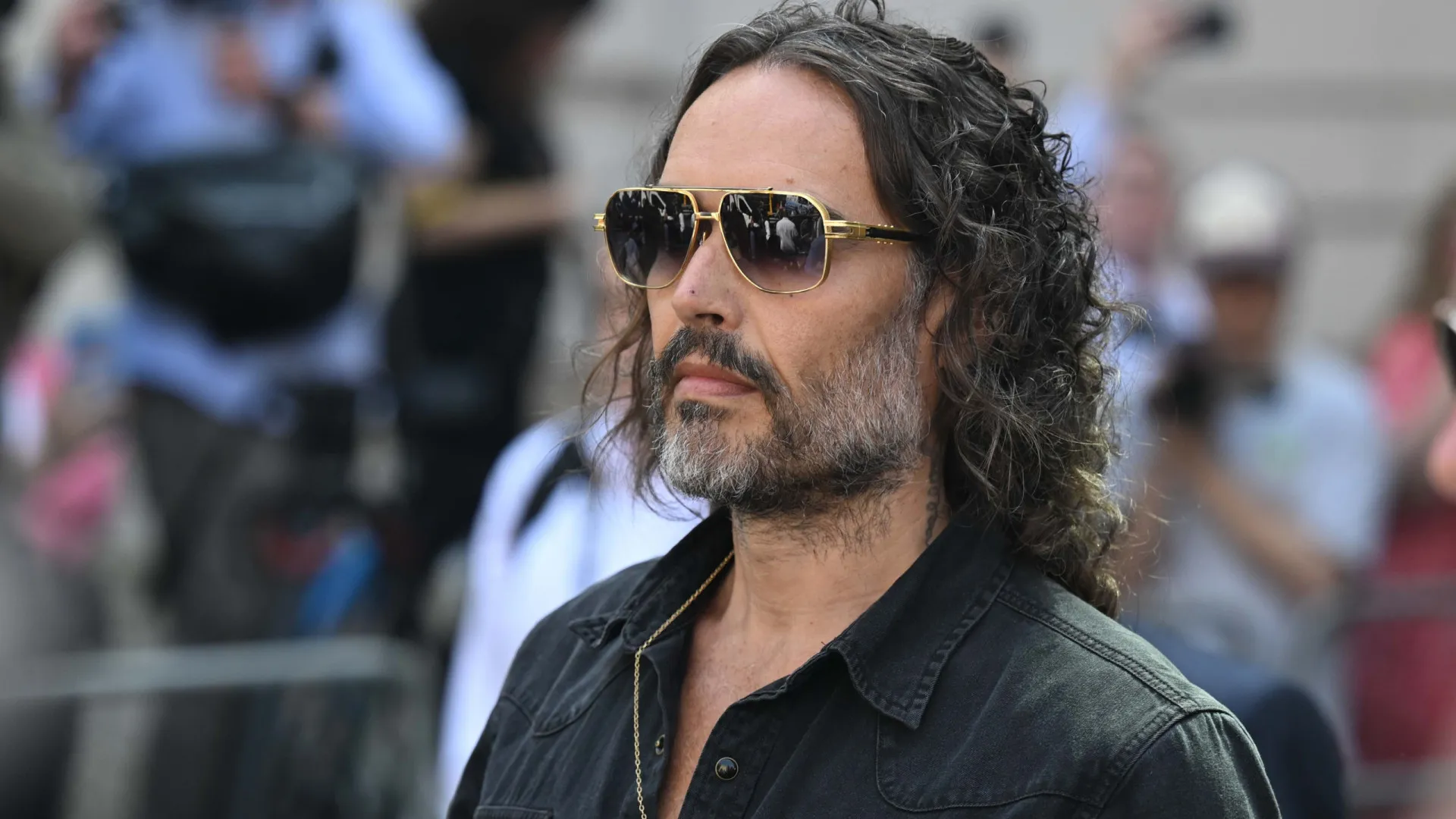 Russell Brand é liberado sob fiança após audiência em Londres - img