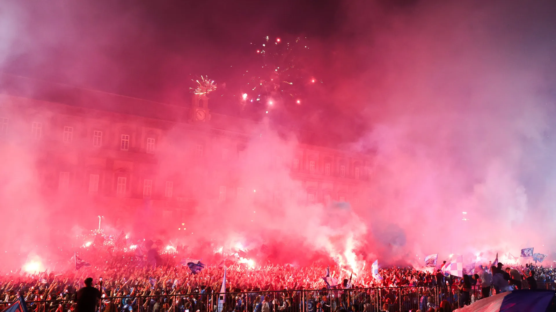 Título do Napoli transforma estádio e ruas em palco de festa histórica - img