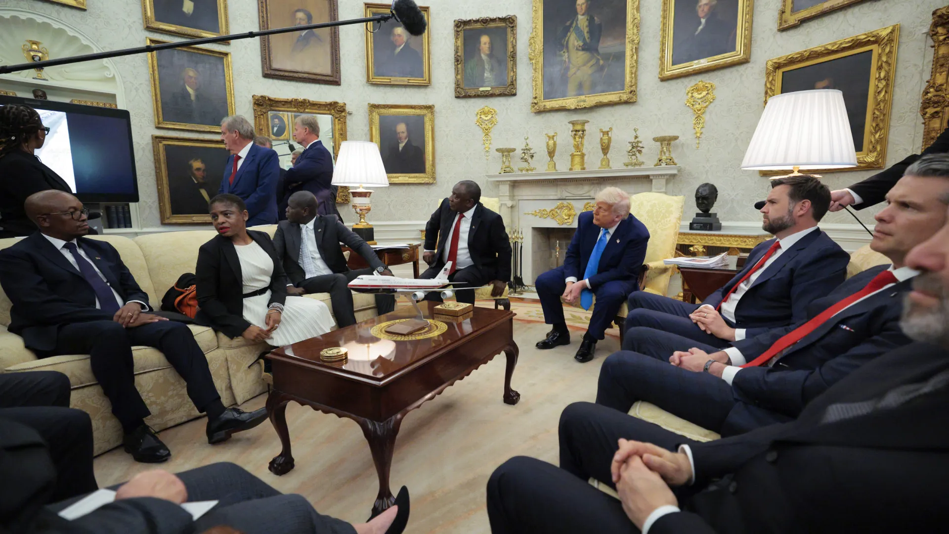 Trump humilha repórter na Casa Branca: "É um idiota, uma vergonha" - img