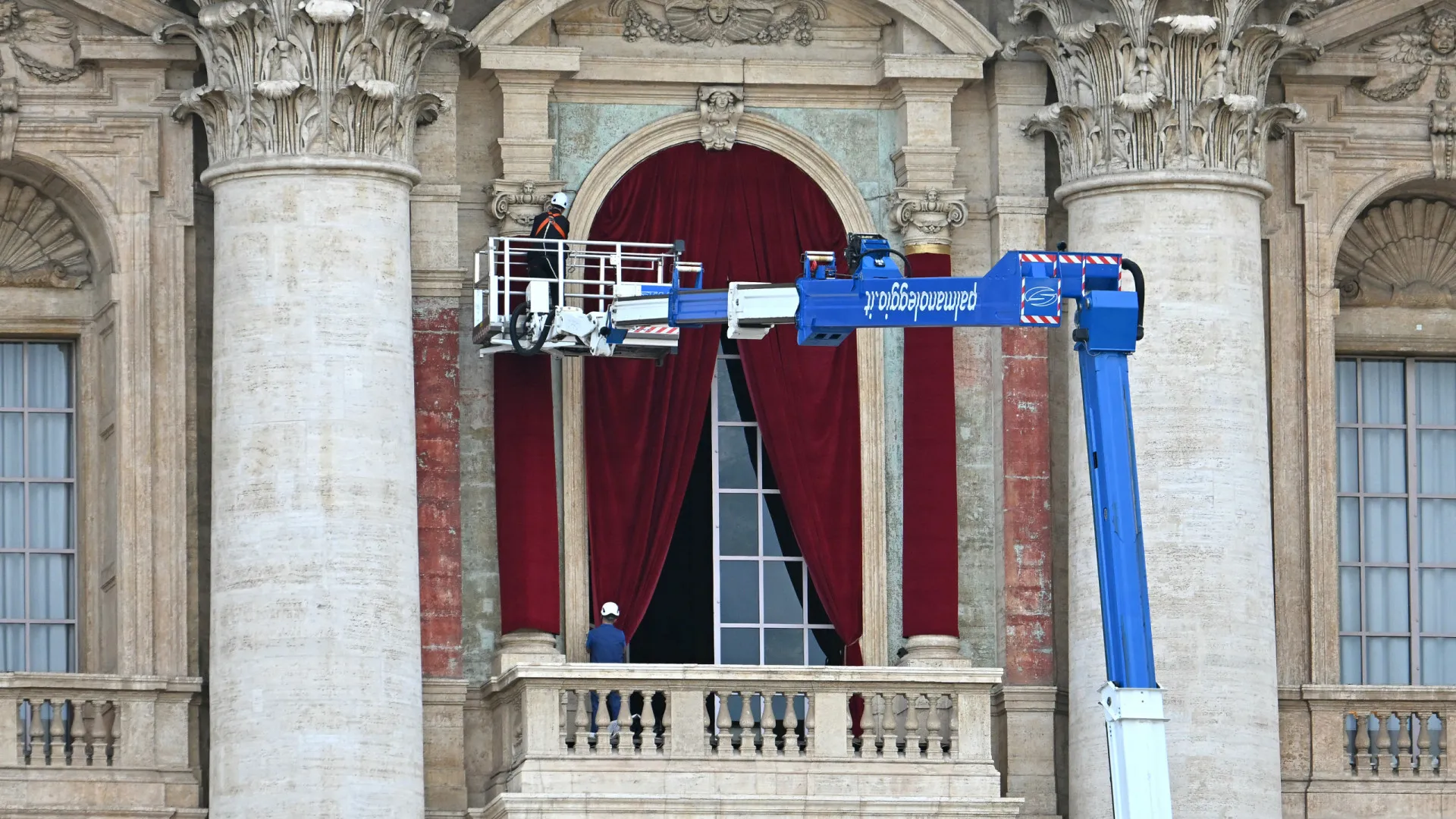 Vaticano instala cortina vermelha na Basílica de São Pedro, onde novo papa se apresentará - img