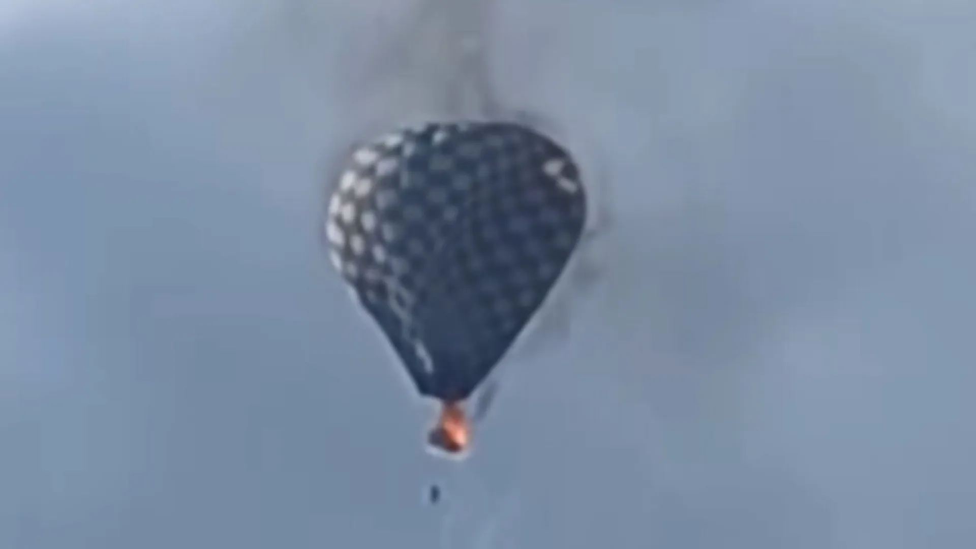 Vídeo mostra pessoa pendurada em balão em chamas antes de cair no México - img