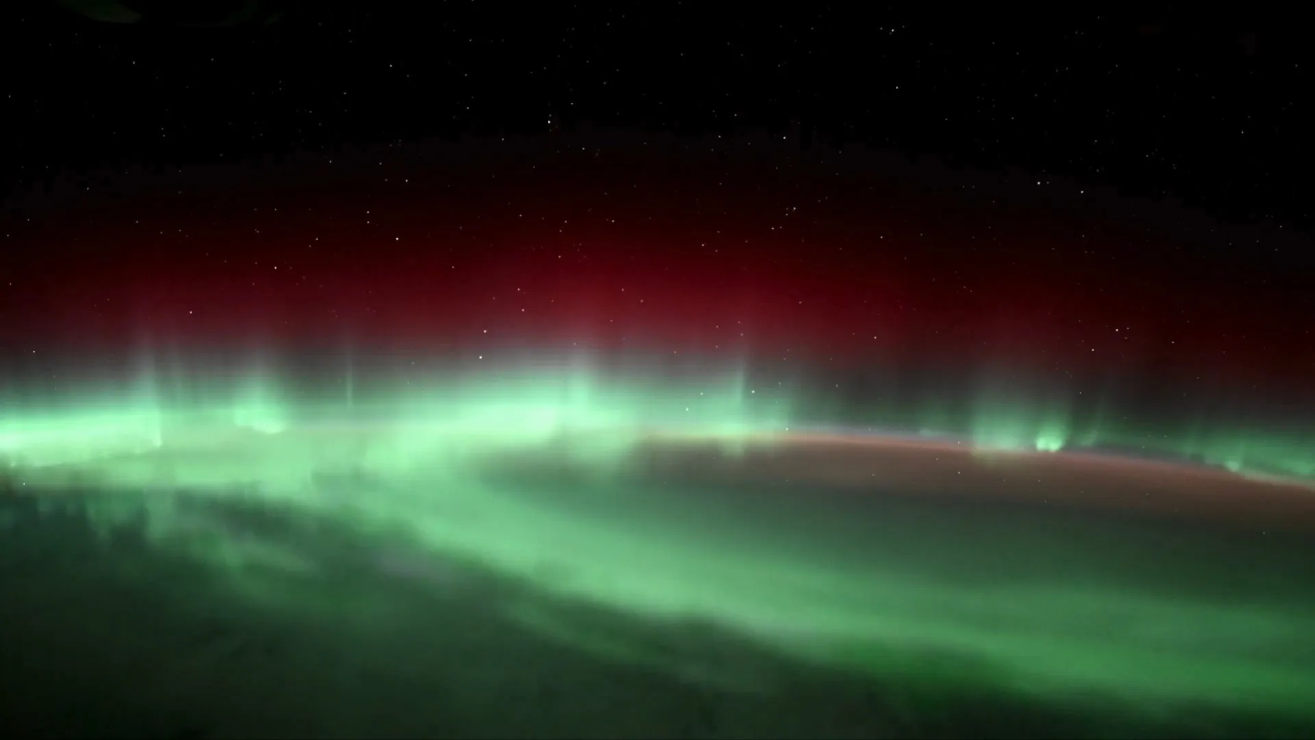 Aurora boreal ilumina o espaço após forte atividade solar recente; veja - img