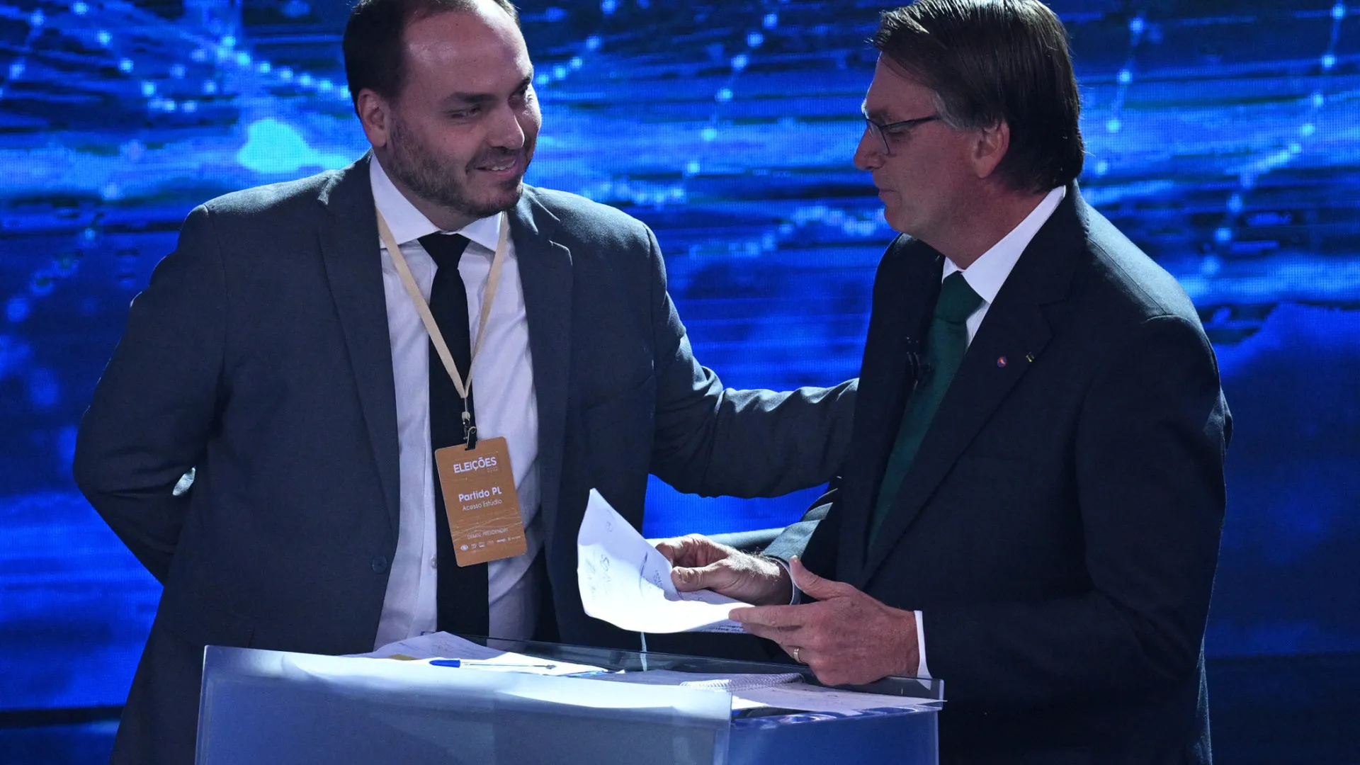 Bolsonaro e Carlos, seu filho '03', chefiaram 'Abin paralela', aponta PF - img