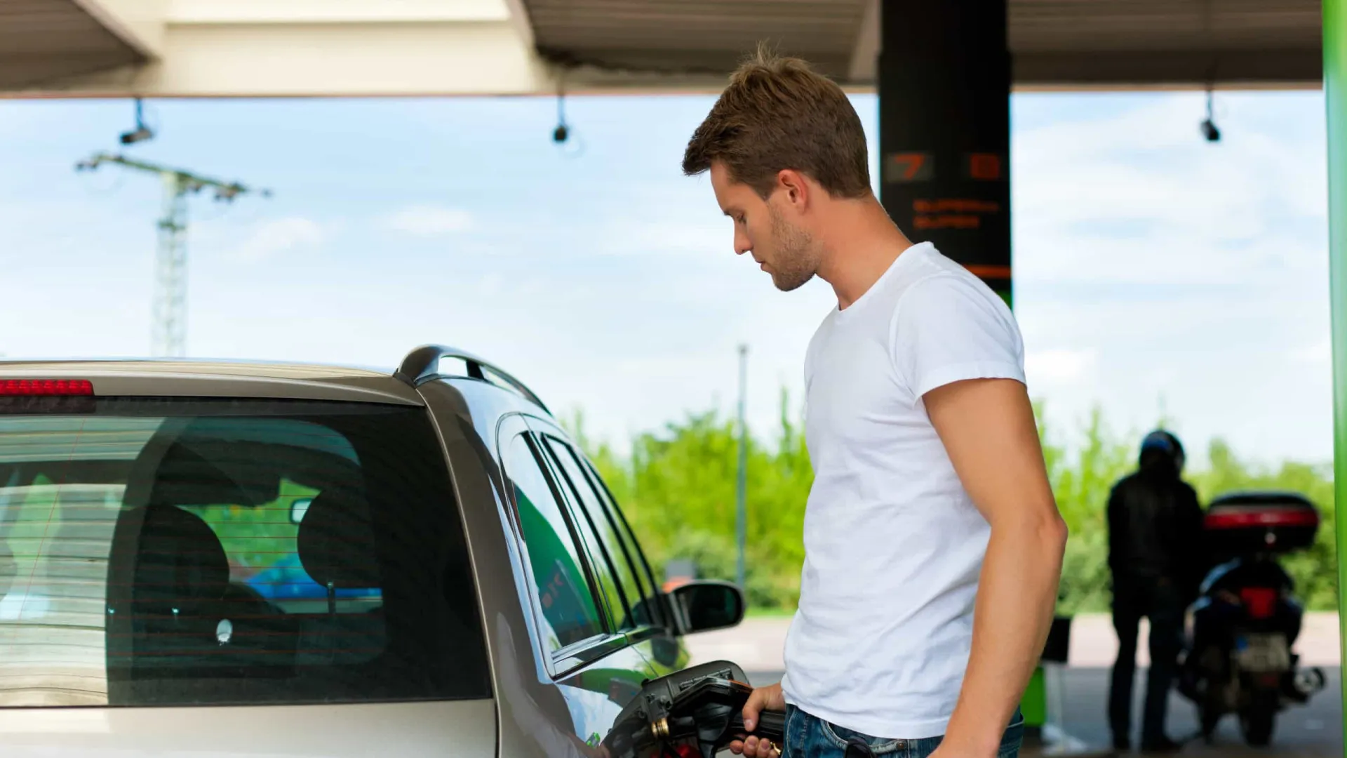 Gasolina fica 5,6% mais barata para distribuidoras e deve impactar inflação - img