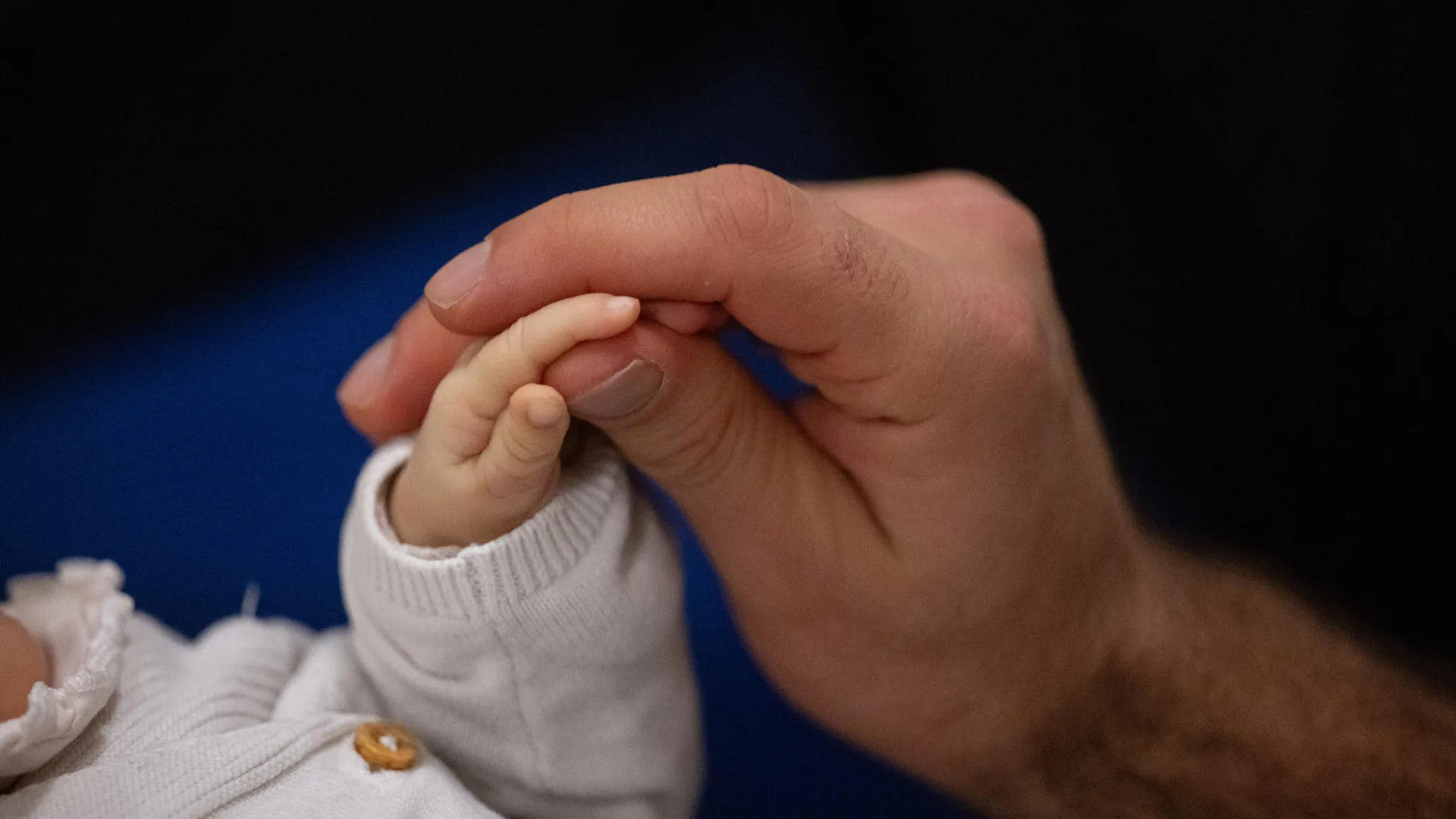 Homem agride bebê ao achar que casal usava boneca 'reborn' para furar fila - img
