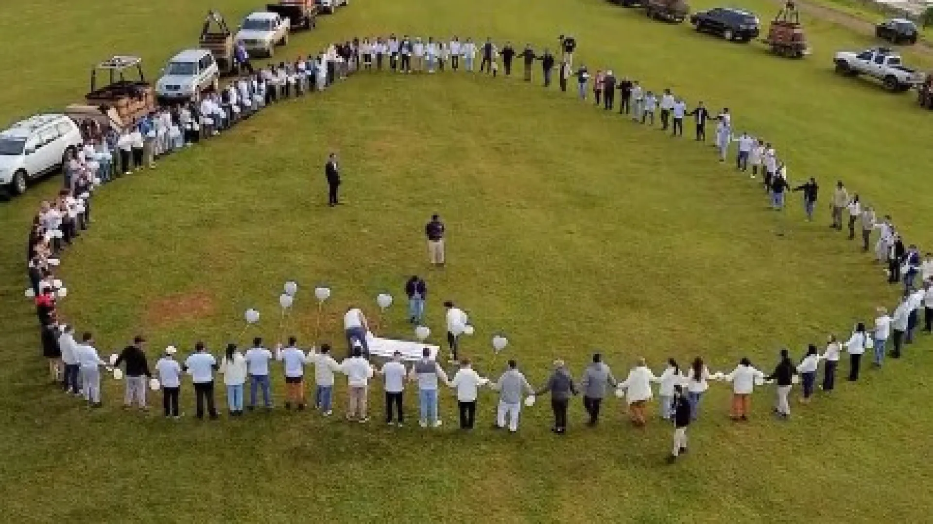 Moradores homenageiam vítimas de queda de balão em Santa Catarina; veja - img