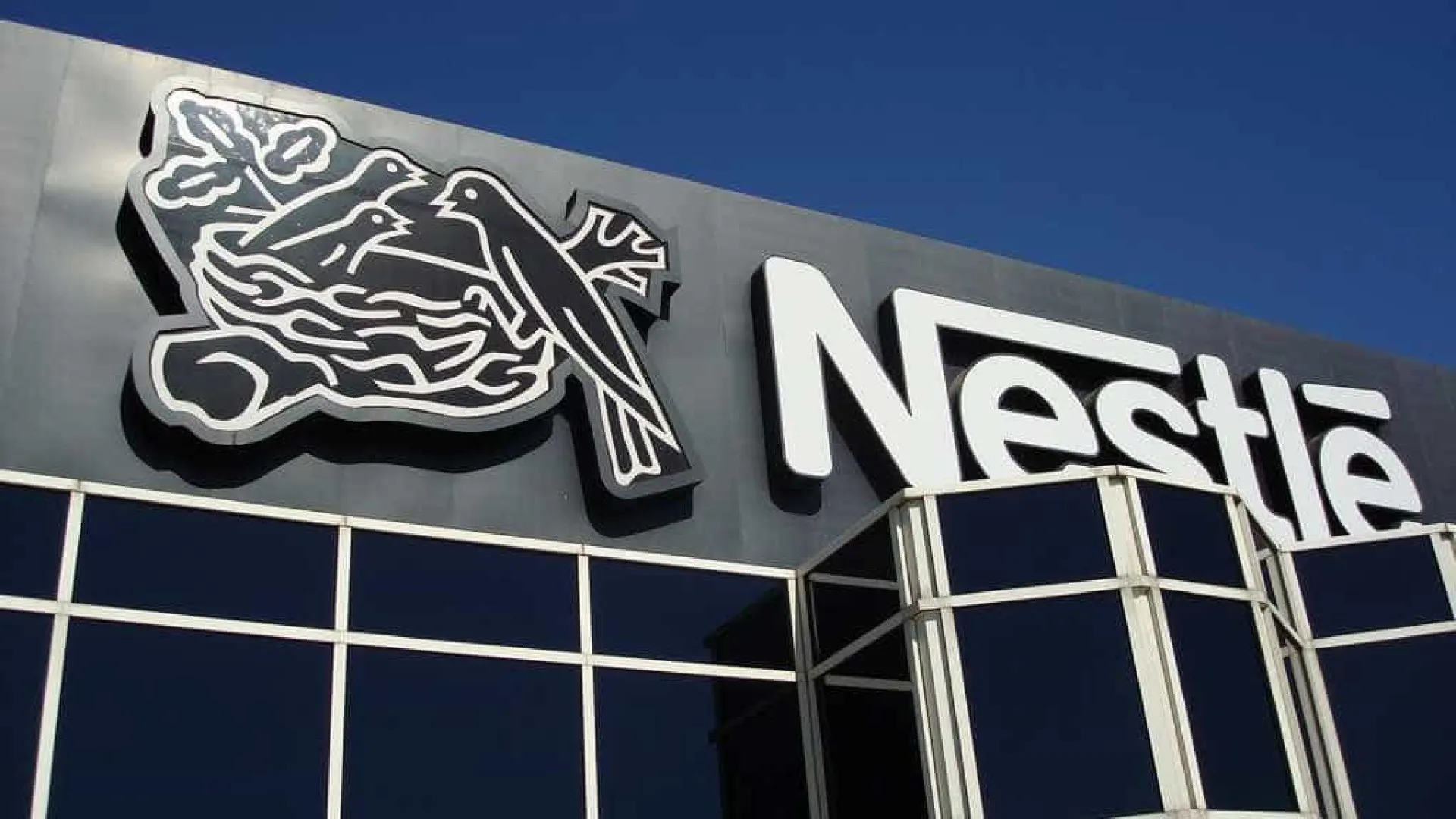 Nestlé vai remover corantes sintéticos de alimentos e bebidas nos EUA até meados de 2026 - img