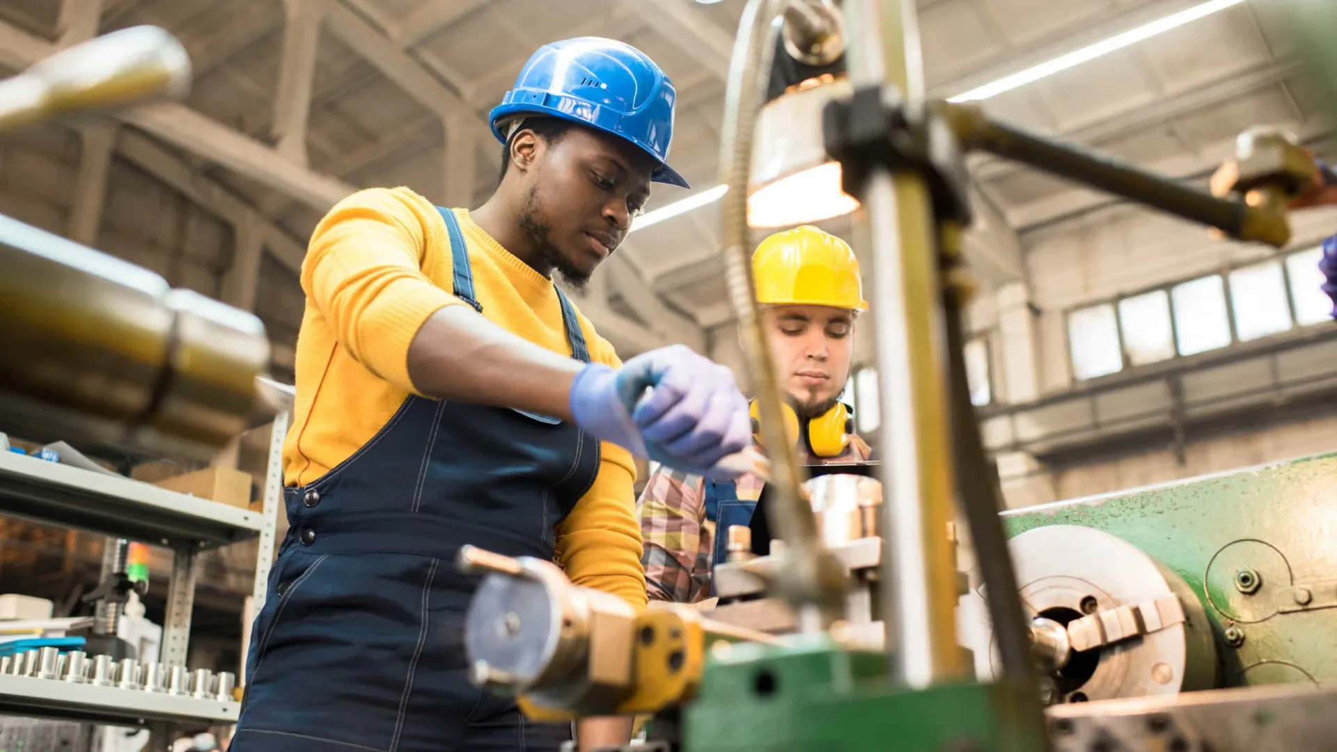 Produção industrial avança em 6 dos 15 locais pesquisados pelo IBGE em abril ante março - img