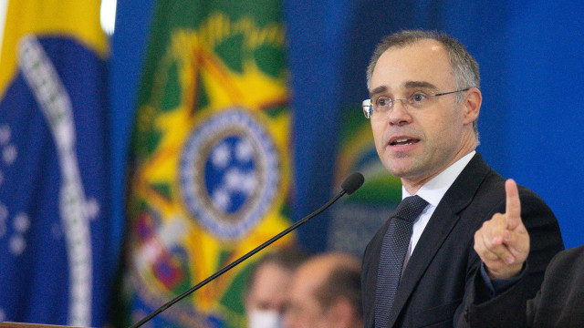 Crítico do PT, Roberto Requião irá filiar-se ao PDT neste mês - img