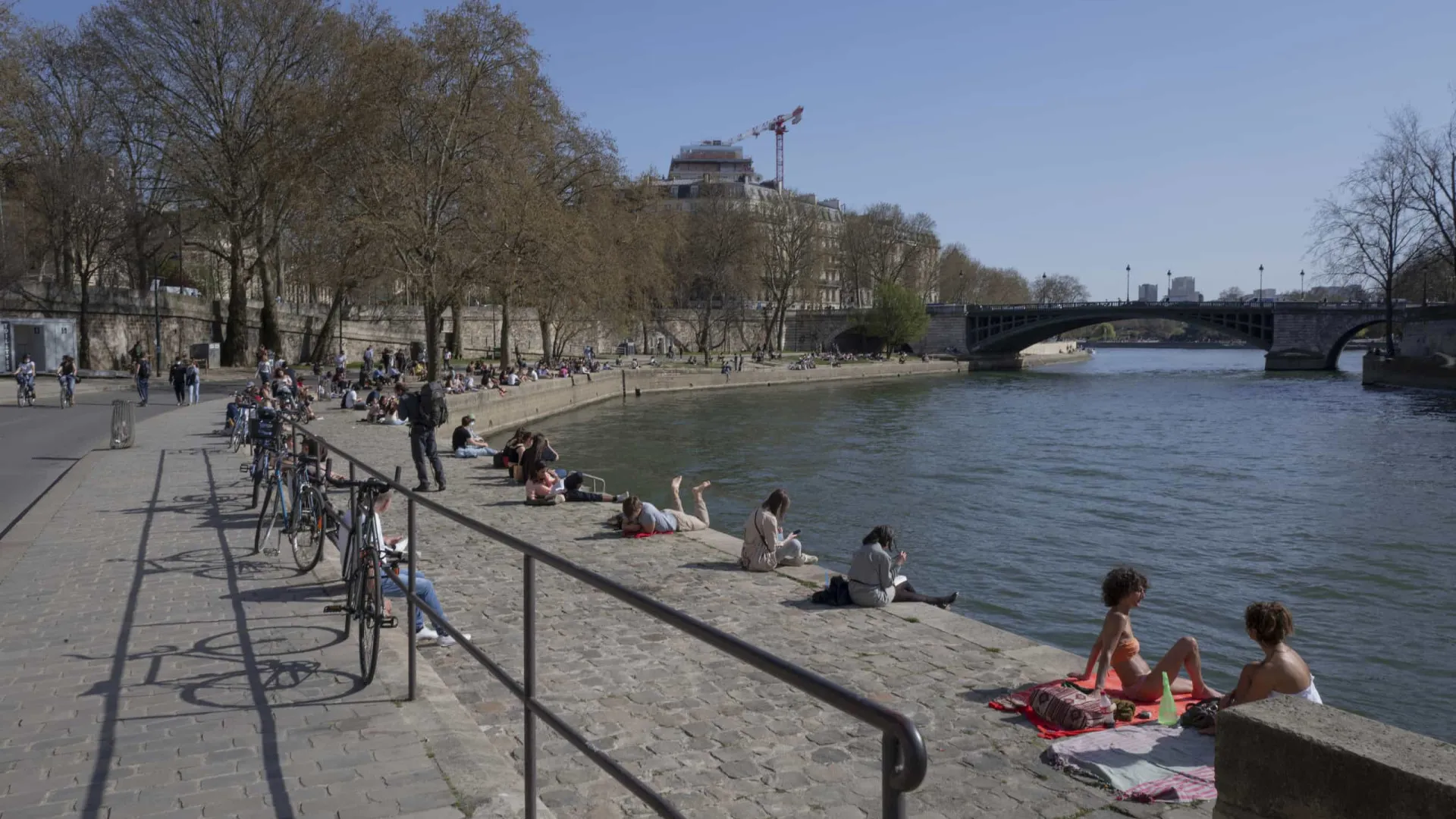 Rio Sena, em Paris, é reaberto para banho da população neste sábado, após mais de um século - img