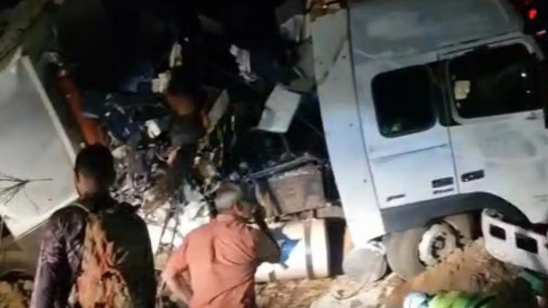 Acidente entre ônibus e carreta deixa 11 mortos e mais de 40 feridos no MT - img