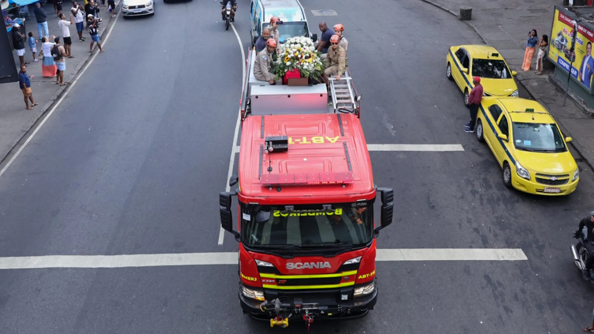 Após 16 horas de velório, corpo de Arlindo Cruz sai em cortejo - img