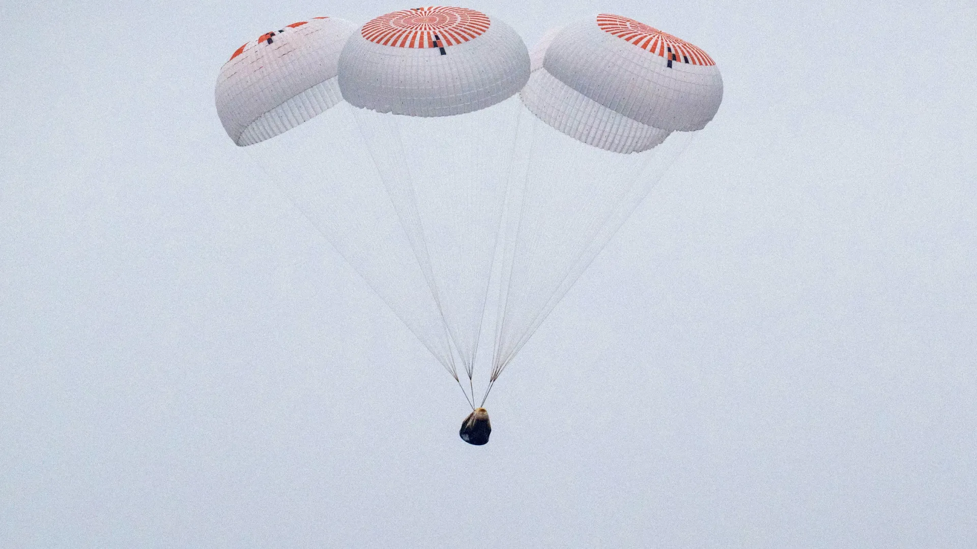 Astronautas regressam à Terra na SpaceX após 5 meses na Estação Espacial - img