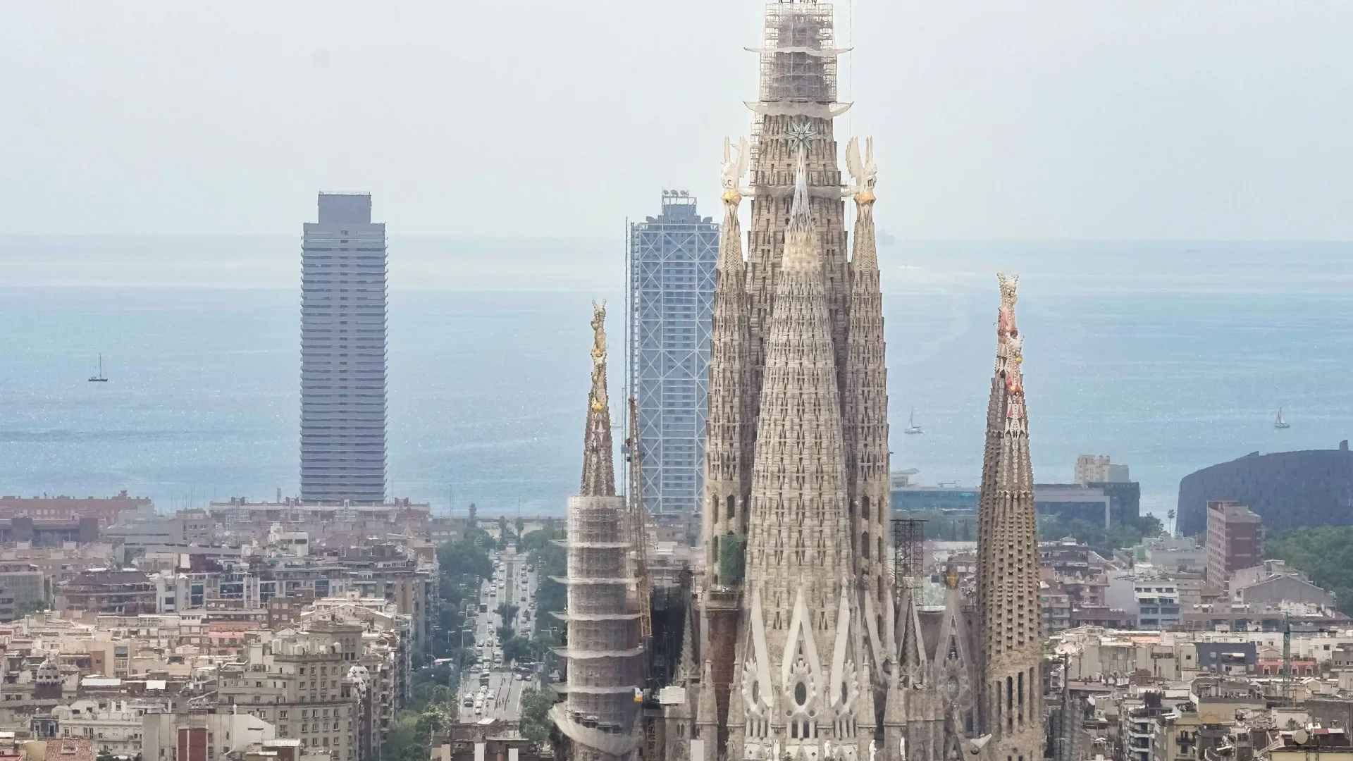 Ativistas climáticas lançam tinta contra Basílica da Sagrada Família - img