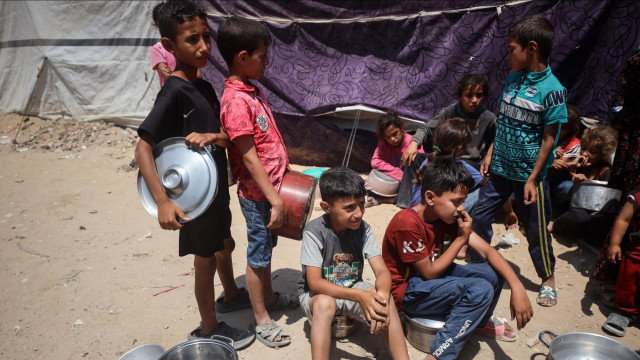 Bebê morre nos braços da mãe em Gaza; pesava menos do que quando nasceu - img
