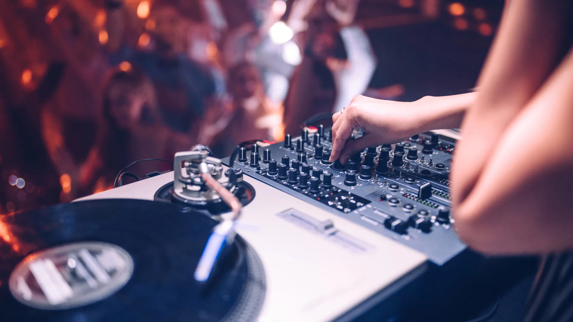 Bélgica descobre que DJ enigmático é membro da família real - img