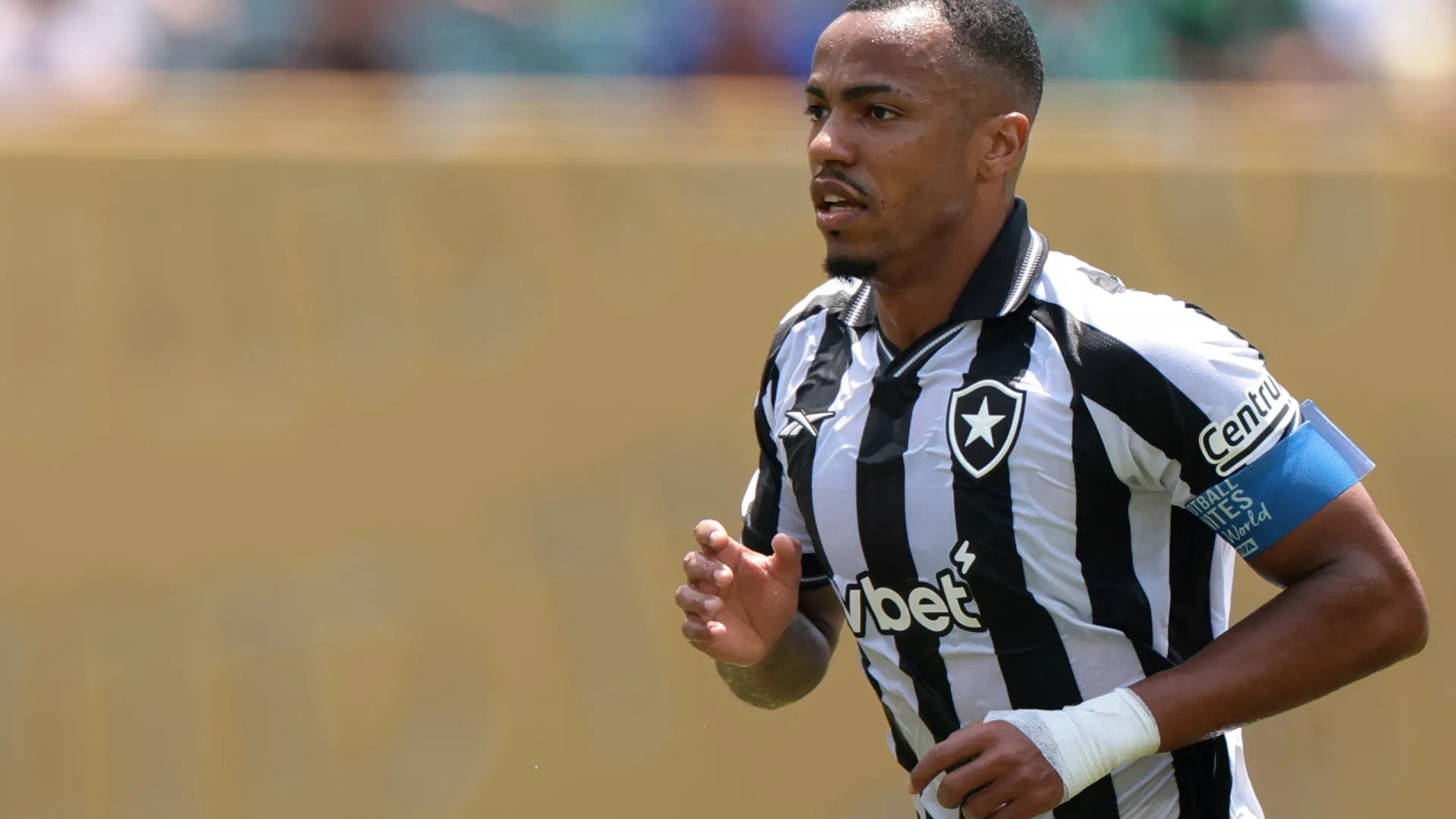 Botafogo bate Bragantino e avança, mas vê Marlon Freitas sair de ambulância - img