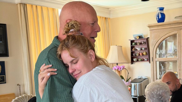 Filha de Bruce Willis é criticada por vídeo com o pai