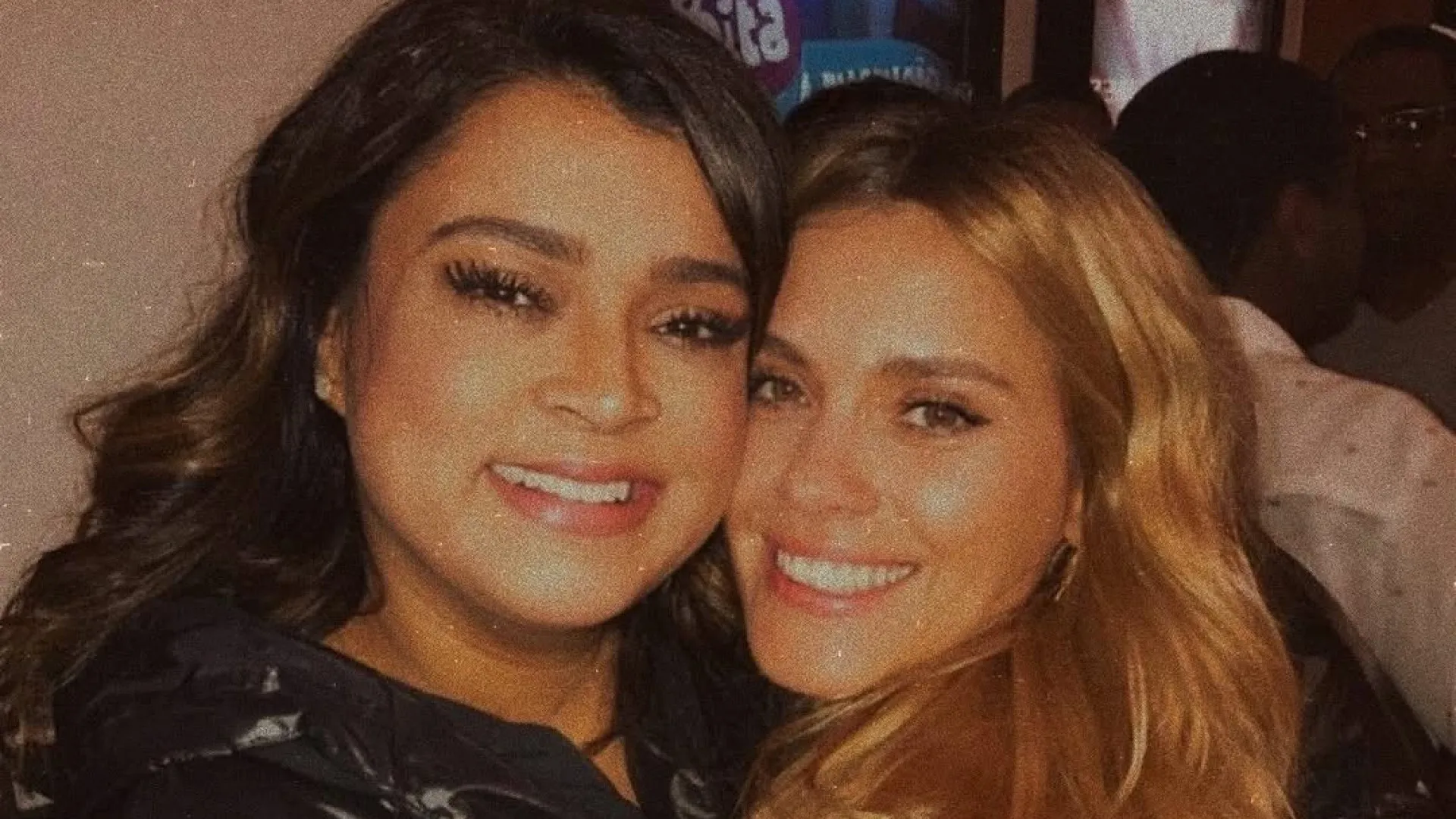 Carolina Dieckmann e neta de Preta Gil cantam 'Sinais de Fogo' em festa - img