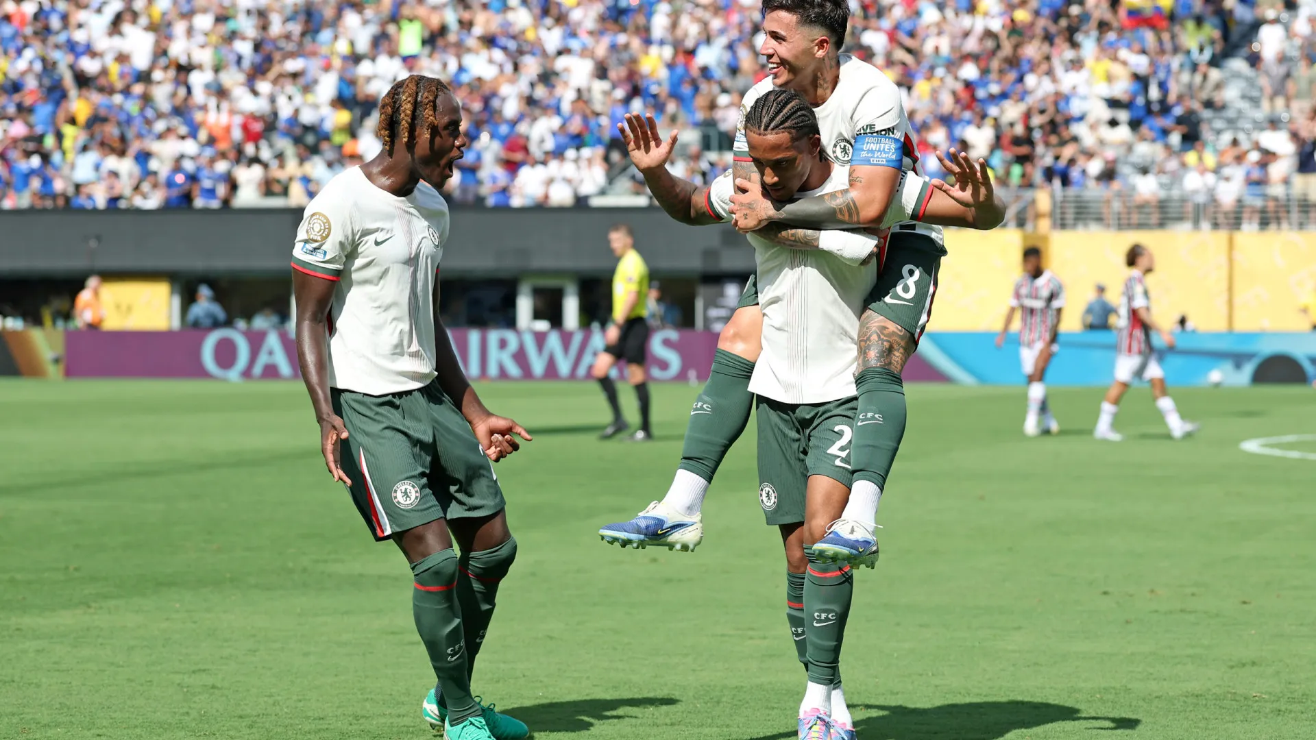 Com dois brasileiros, gigantes ingleses investem R$2.5 bi em artilheiros - img