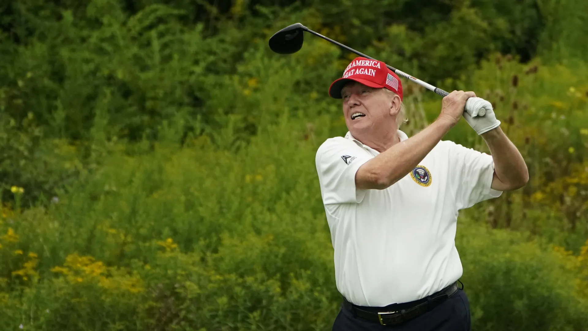 Donald Trump é flagrado em suposta trapaça durante partida de golfe - img