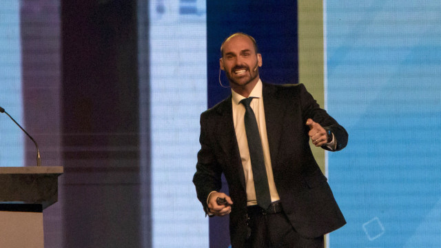 Eduardo Bolsonaro diz que sanção dos EUA por Mais Médicos é recado a 'ministros e burocratas' - img