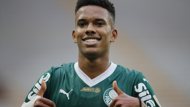 Estêvão faz amigos, brilha em treino e ouve promessa na chegada ao Chelsea - img