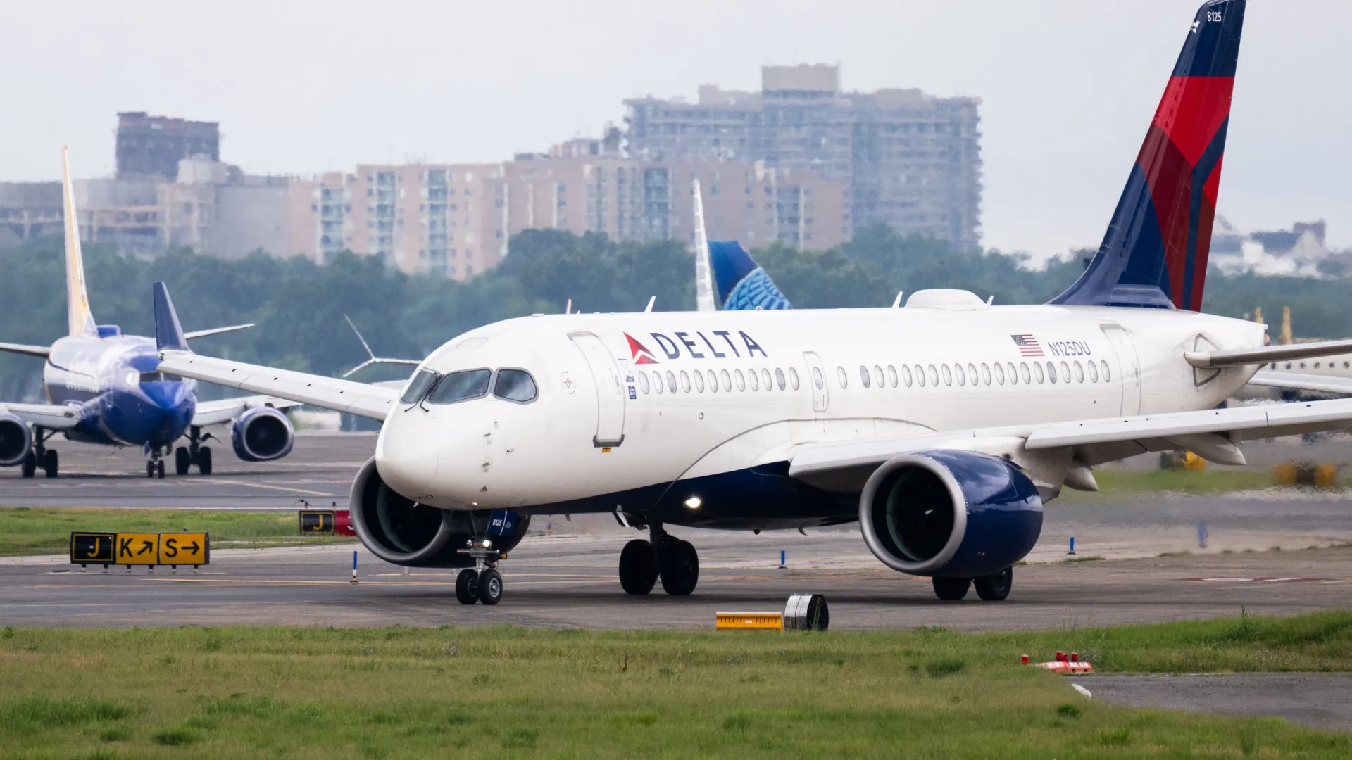 Ex-namorada de piloto da Delta Airlines também é detida suspeita de abuso - img