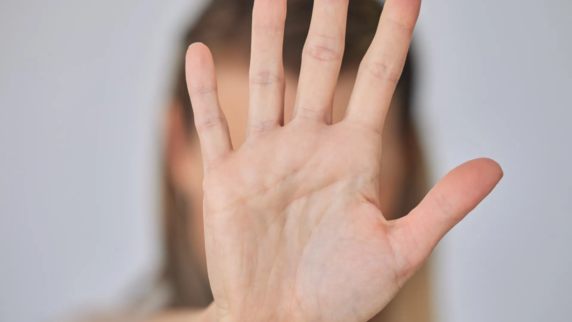 Homem é detido após esfaquear e atirar esposa pela janela na Espanha - img