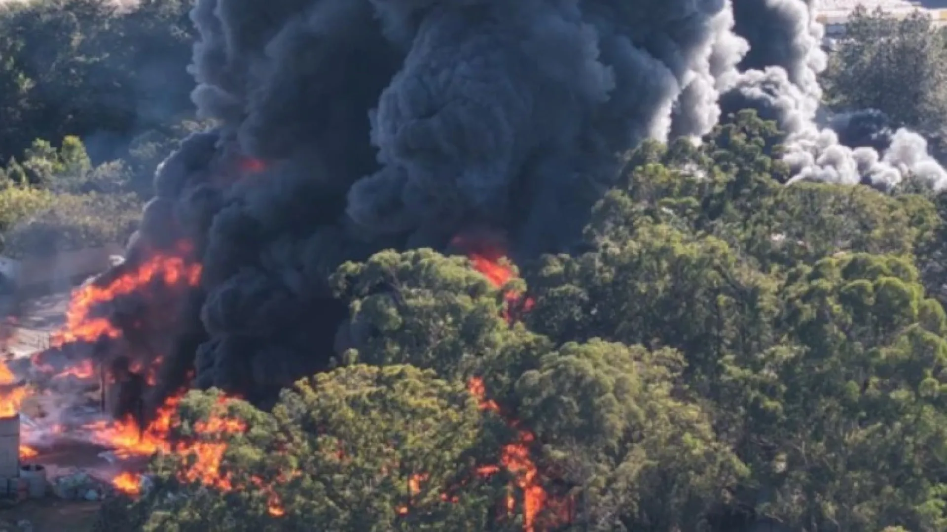 Incêndio de grandes proporções atinge fábrica há mais de 15 horas em Manaus - img