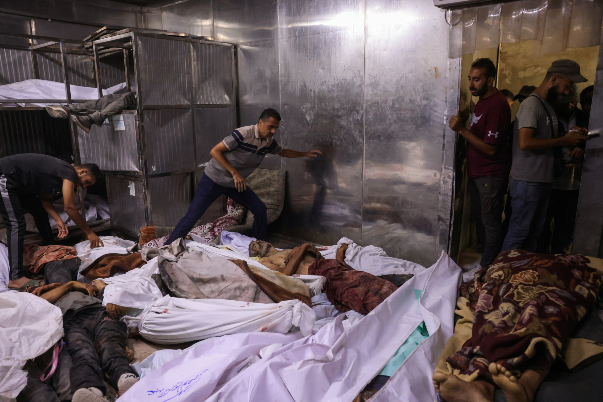 Israel ataca áreas de deslocados em Gaza e mata civis e crianças - img