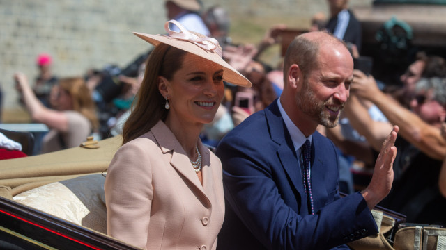 Kate Middleton usa vestido vermelho e tiara de Diana em jantar com Macron - img
