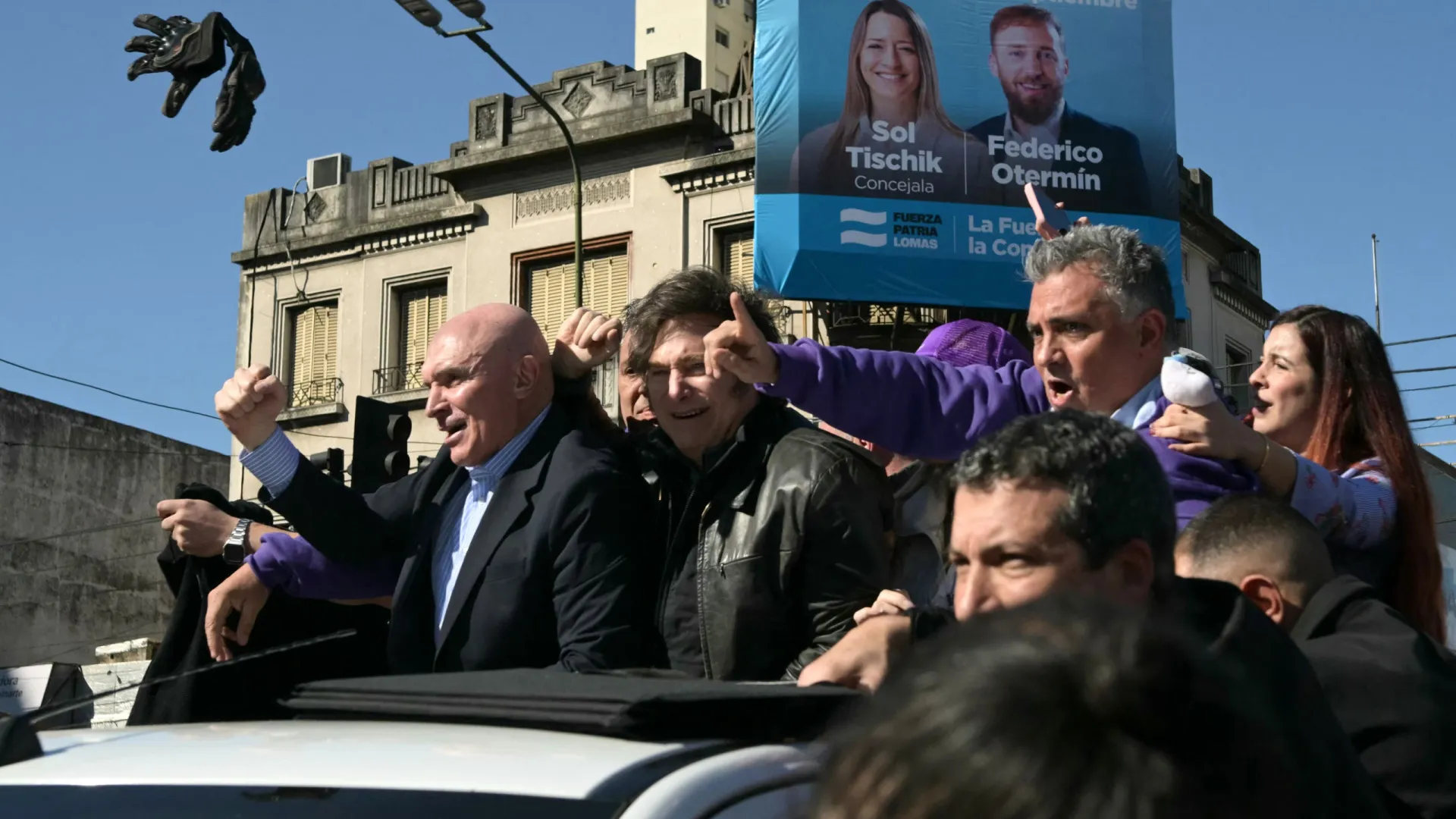 Milei é retirado às pressas de ato de campanha após confusão - img