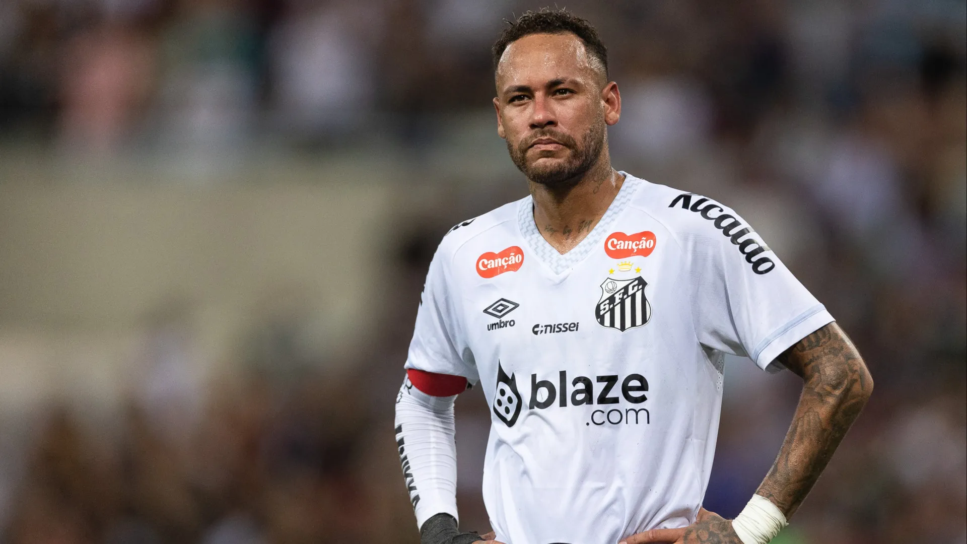 Neymar discute com torcedor pelo terceiro jogo seguido - img